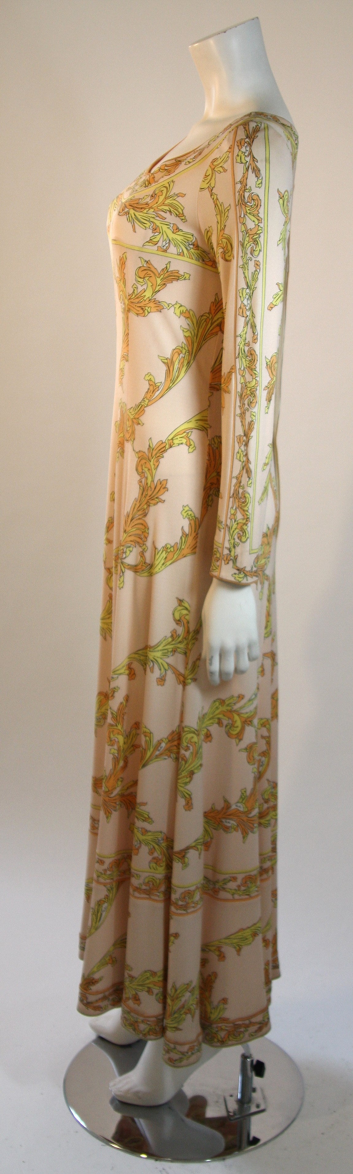 Emilio Pucci 1970er Jahre Pfirsichfarbenes Empire-Kleid aus Seidenjersey mit gelbem Druck (Braun) im Angebot