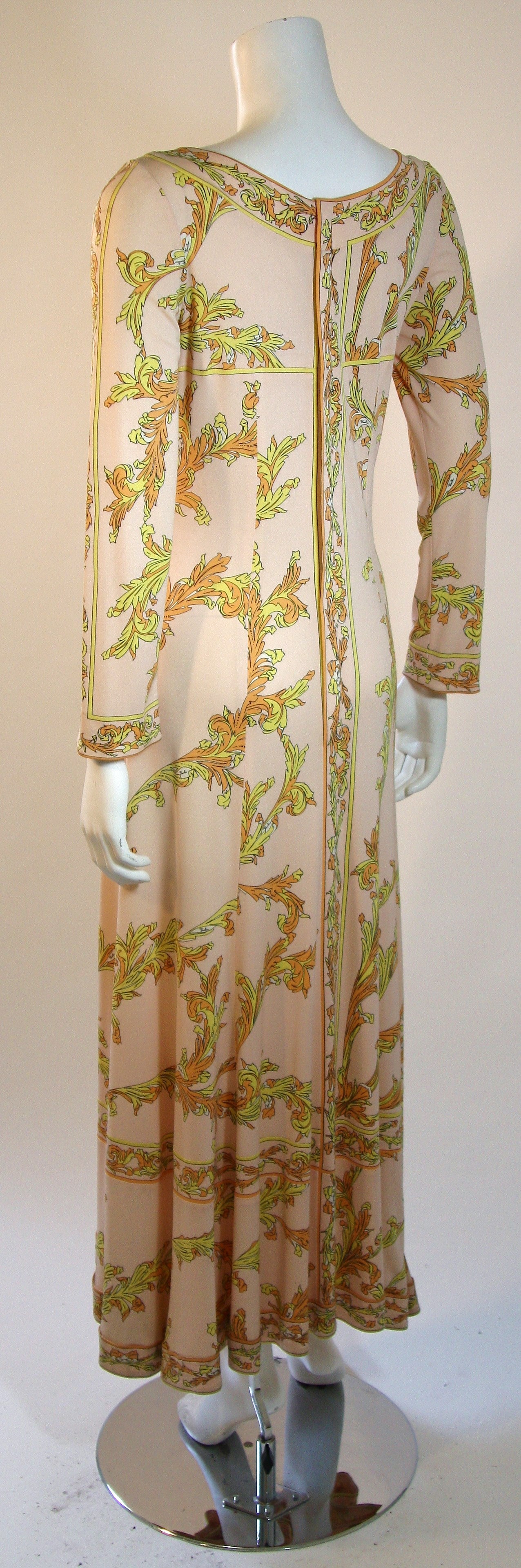 Emilio Pucci 1970er Jahre Pfirsichfarbenes Empire-Kleid aus Seidenjersey mit gelbem Druck im Zustand „Hervorragend“ im Angebot in Los Angeles, CA