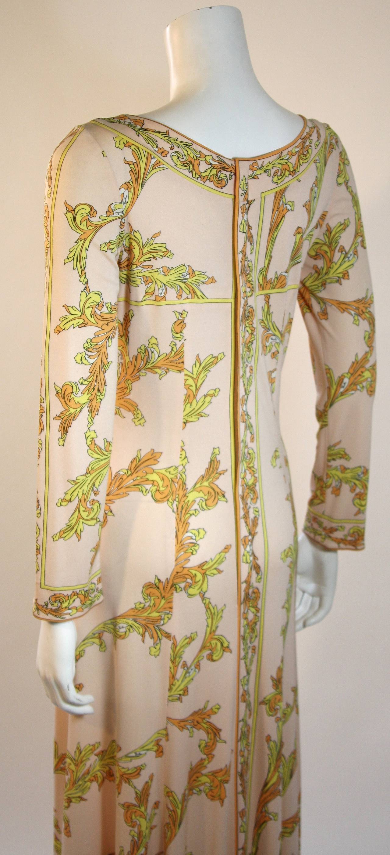 Emilio Pucci 1970er Jahre Pfirsichfarbenes Empire-Kleid aus Seidenjersey mit gelbem Druck Damen im Angebot