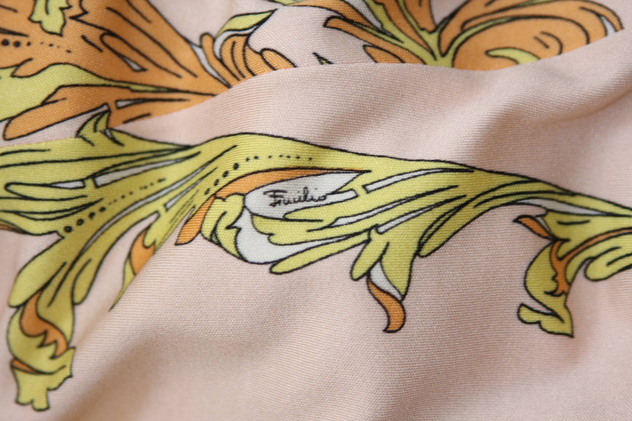 Emilio Pucci 1970er Jahre Pfirsichfarbenes Empire-Kleid aus Seidenjersey mit gelbem Druck im Angebot 1