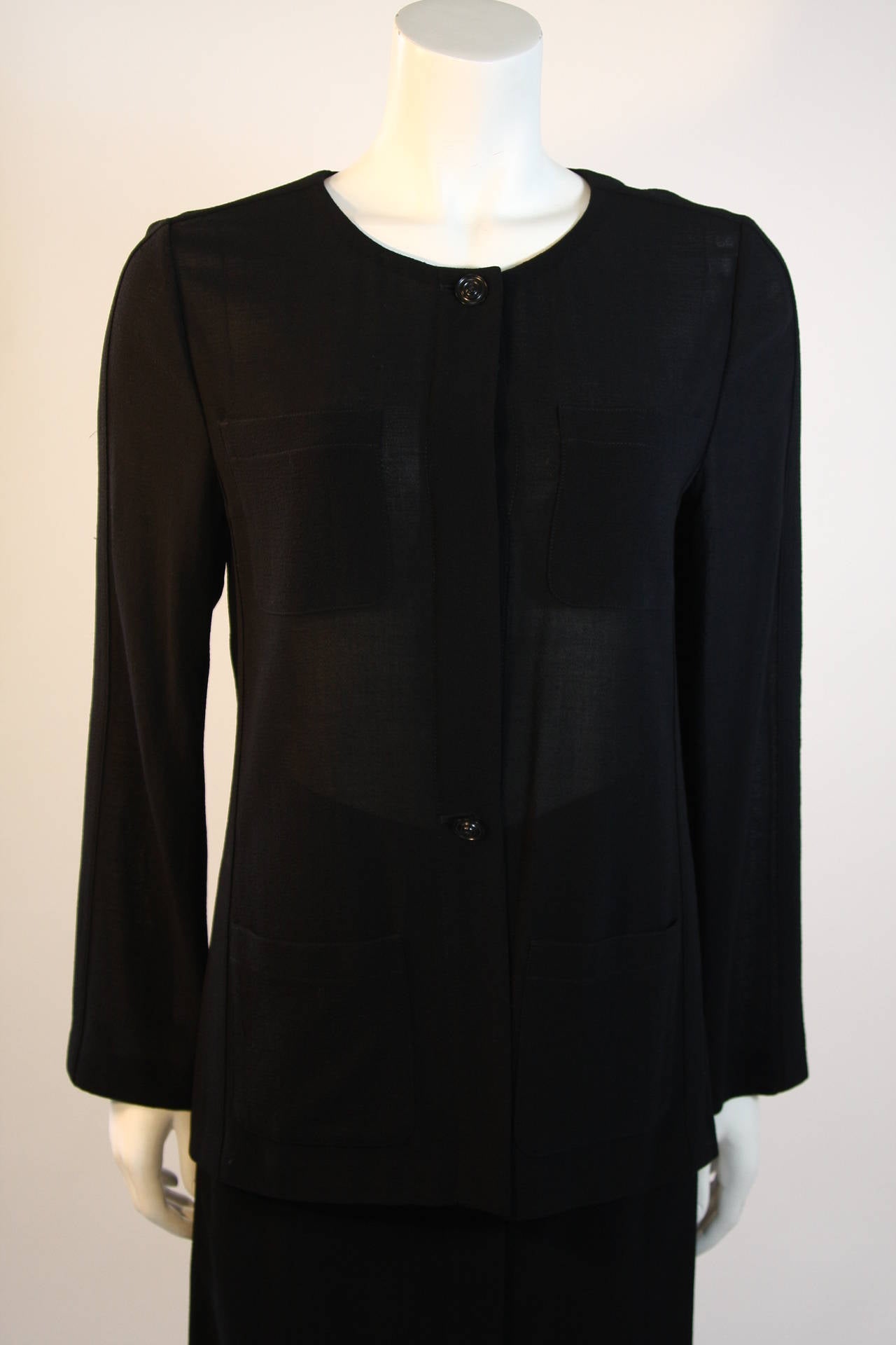 1999 Chanel Schwarze Jacke aus reiner Wolle mit 4 Taschen und Rock mit Seidenfutter aus Wolle Gr. 40 Damen im Angebot