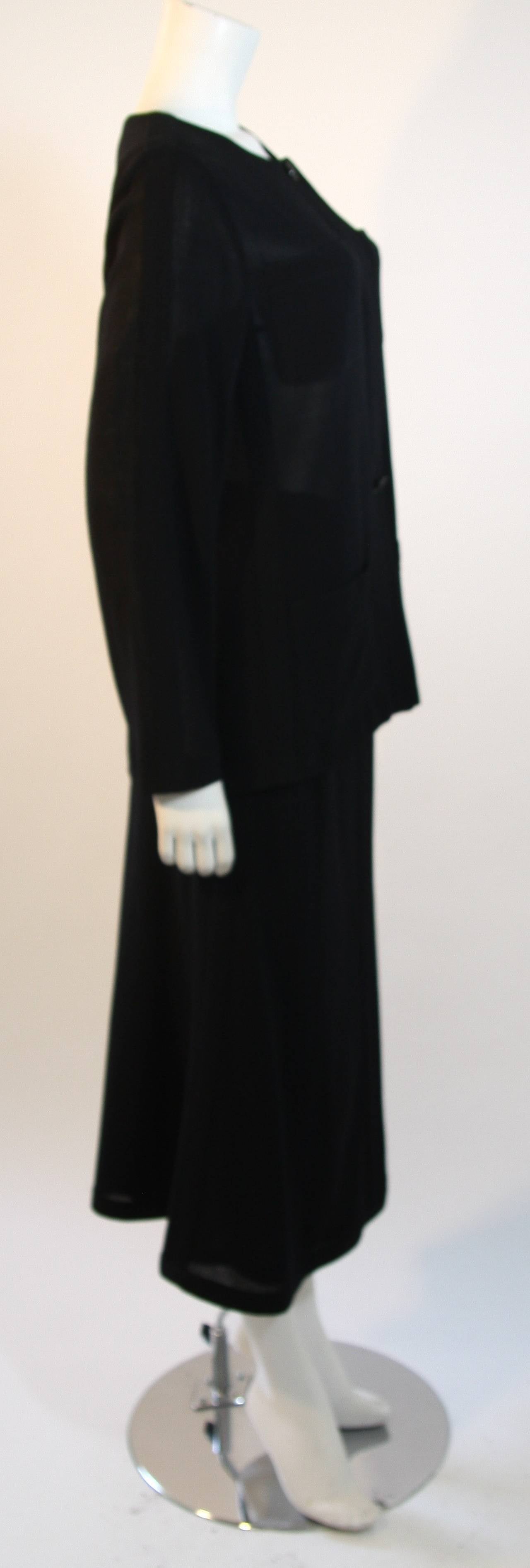 1999 Chanel Schwarze Jacke aus reiner Wolle mit 4 Taschen und Rock mit Seidenfutter aus Wolle Gr. 40 im Zustand „Neu“ im Angebot in Los Angeles, CA