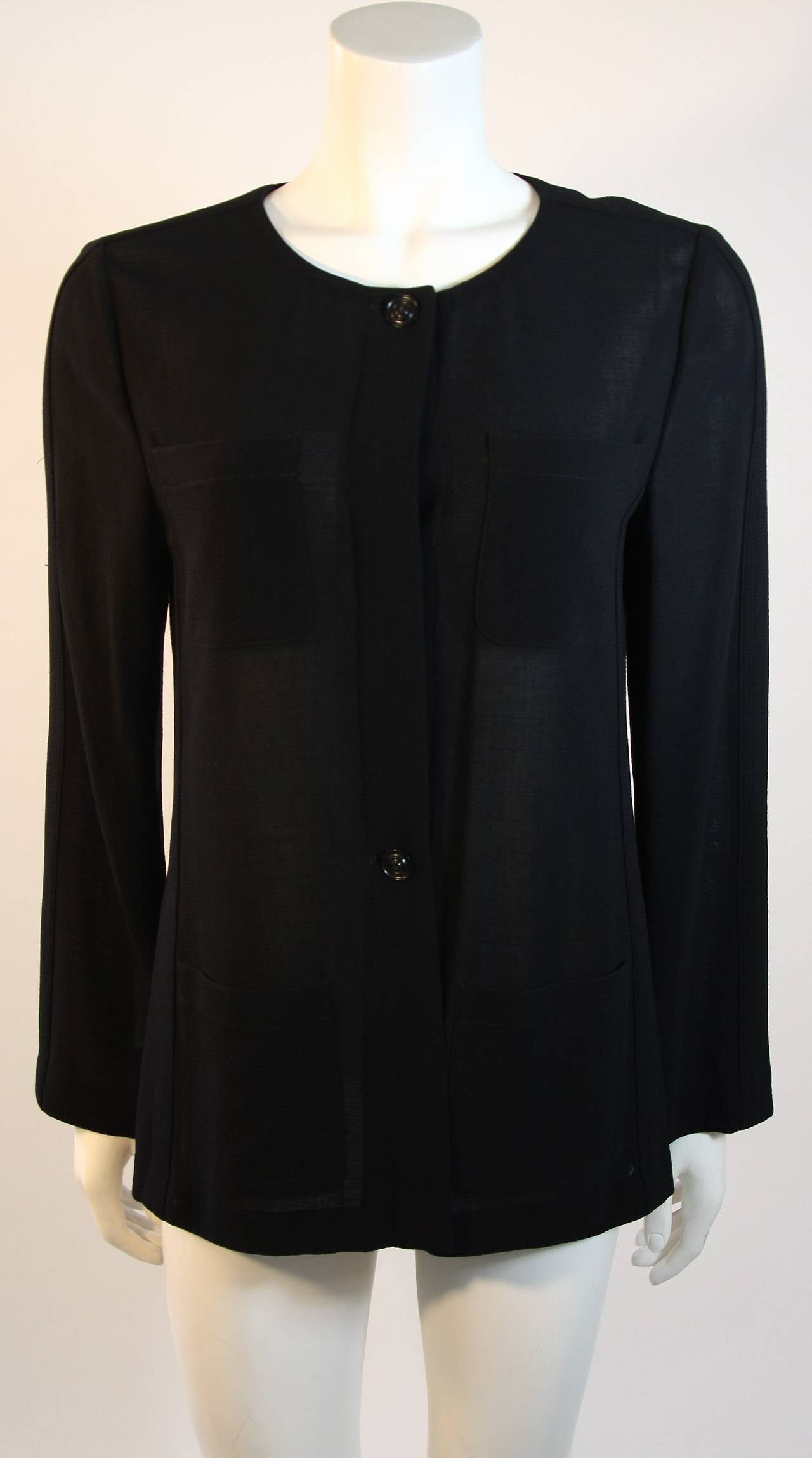 1999 Chanel Schwarze Jacke aus reiner Wolle mit 4 Taschen und Rock mit Seidenfutter aus Wolle Gr. 40 im Angebot 3