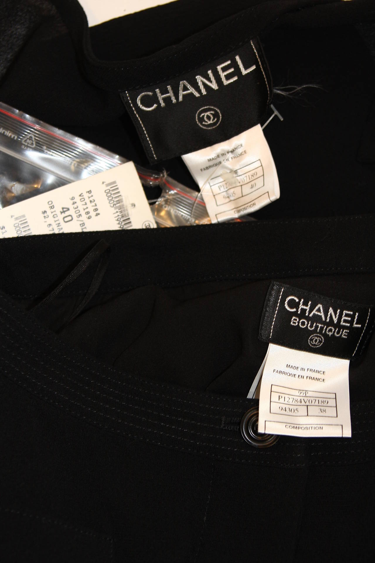 1999 Chanel Schwarze Jacke aus reiner Wolle mit 4 Taschen und Rock mit Seidenfutter aus Wolle Gr. 40 im Angebot 5