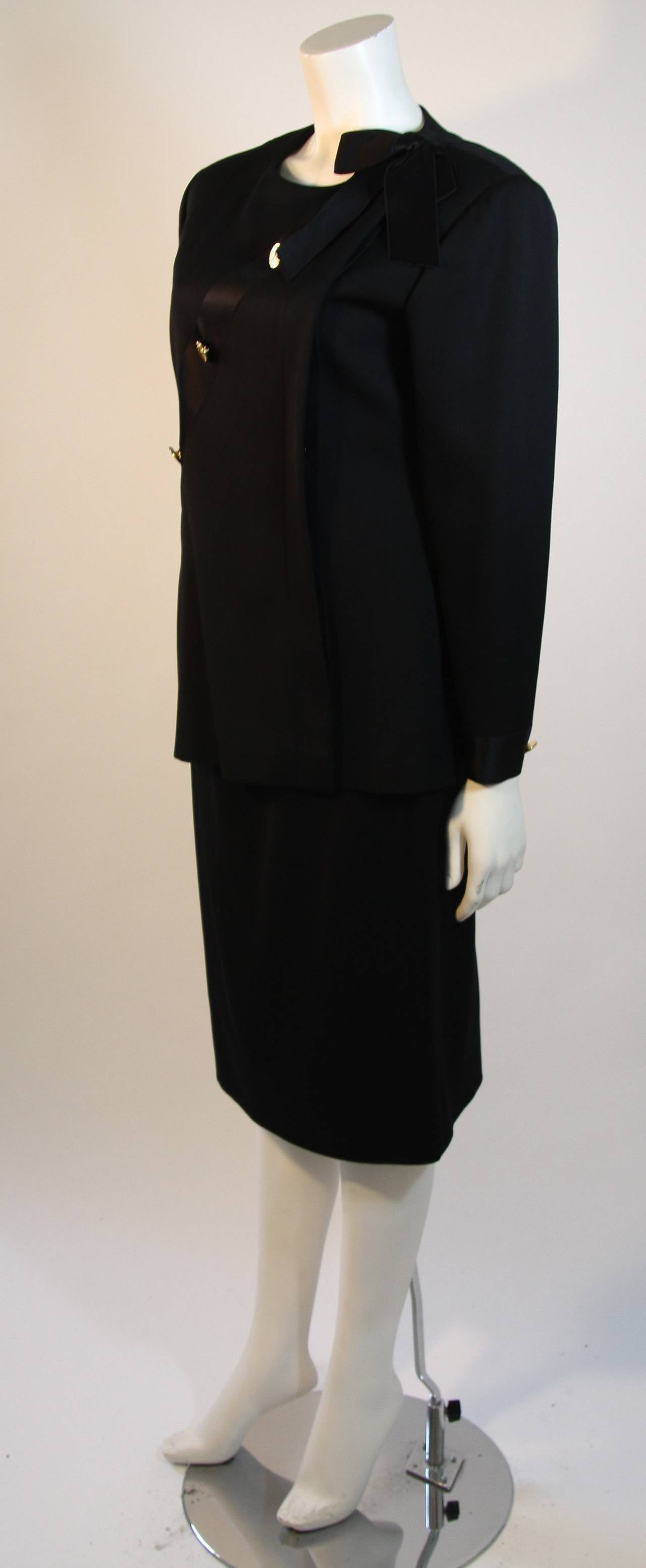 2001 Chanel - Ensemble veste et jupe en laine noire avec ceinture et nœud en ruban de soie Excellent état - En vente à Los Angeles, CA