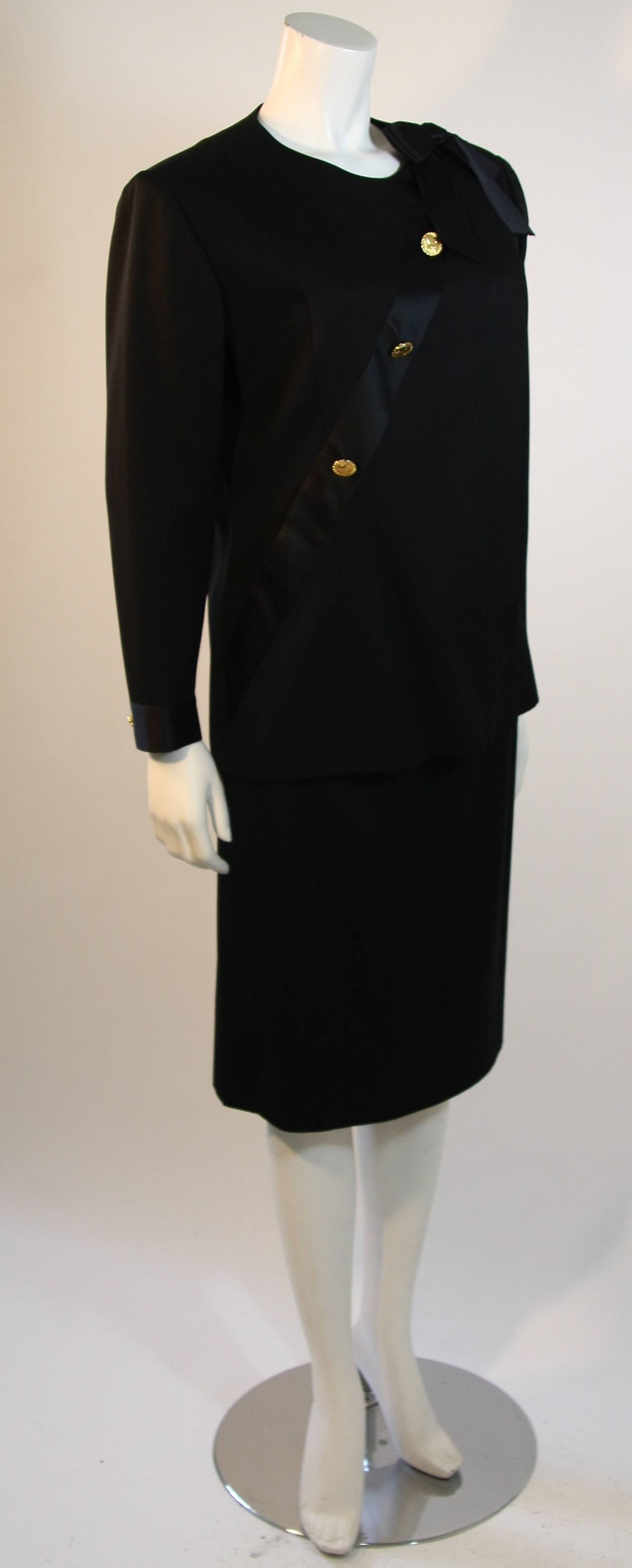 2001 Chanel - Ensemble veste et jupe en laine noire avec ceinture et nœud en ruban de soie Pour femmes en vente