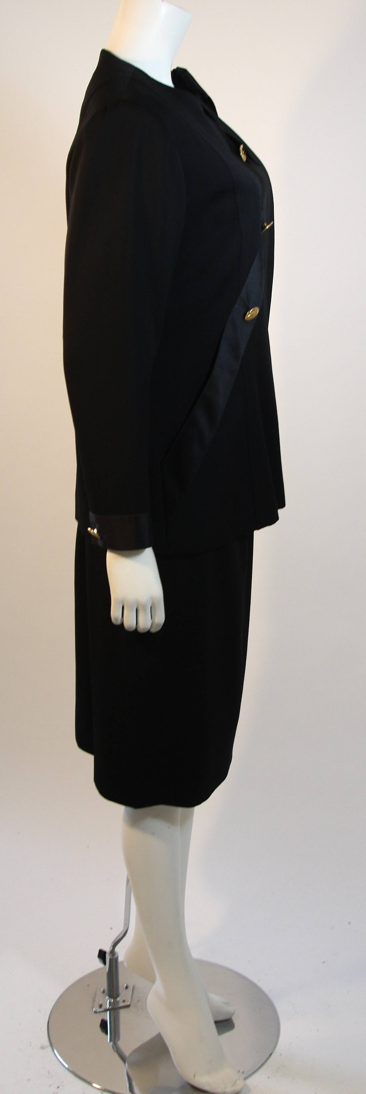 2001 Chanel - Ensemble veste et jupe en laine noire avec ceinture et nœud en ruban de soie en vente 1