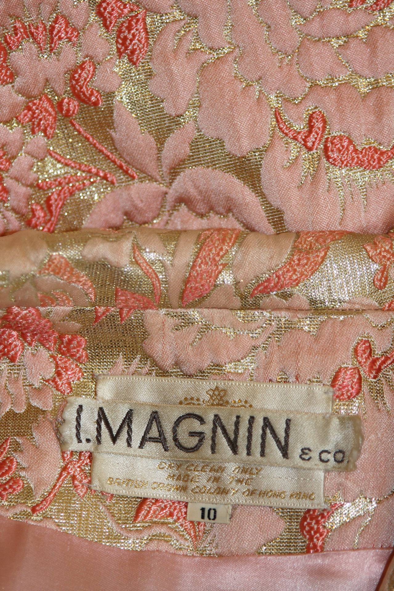 I Magnin - Manteau long en jacquard rose et or en vente 5