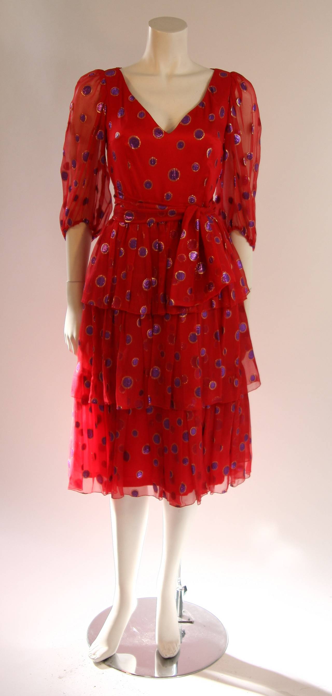 1970er Jahre maßgeschneidertes rotes Seidenkleid mit lila Metallic-Akzenten (Rot) im Angebot