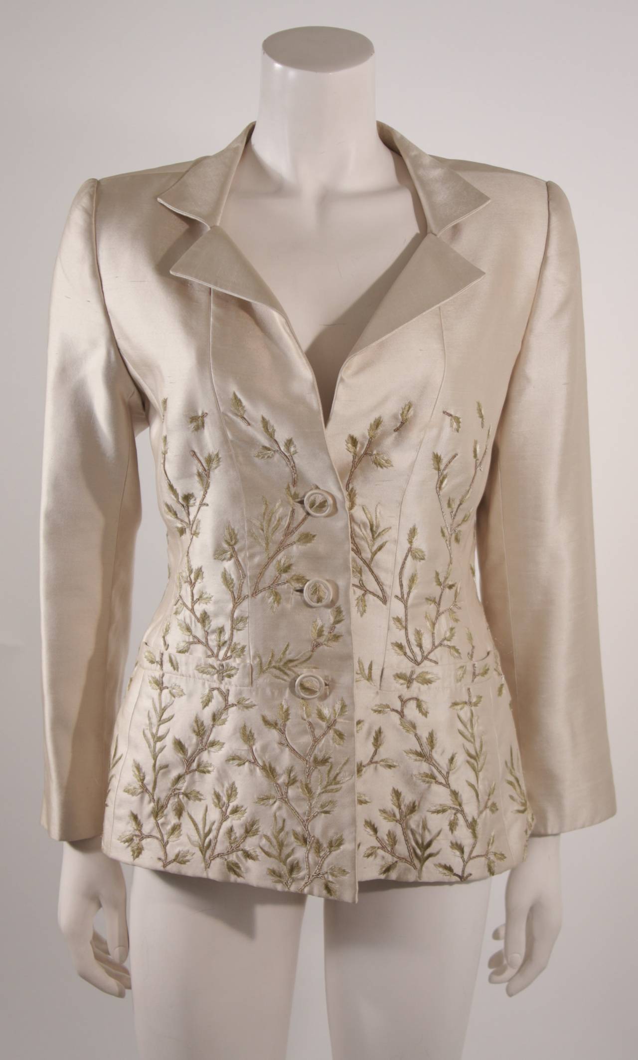 Oscar De La Renta Champagne Silk with Sage Embroidery Skirt Suit Size 10 In Excellent Condition For Sale In Los Angeles, CA