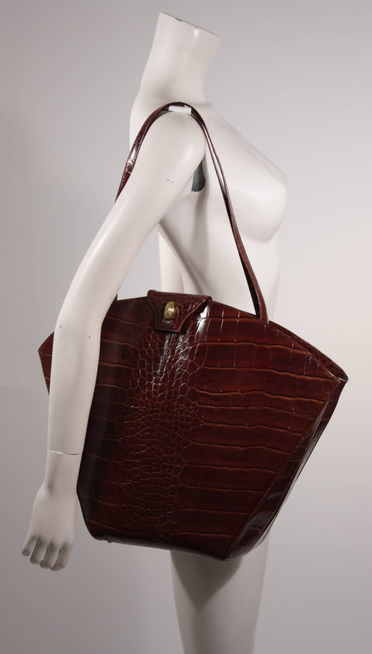 Carey Adina 1988 Extra Large Brown Crocodile Embossed Leather Purse In Excellent Condition In Los Angeles, CA