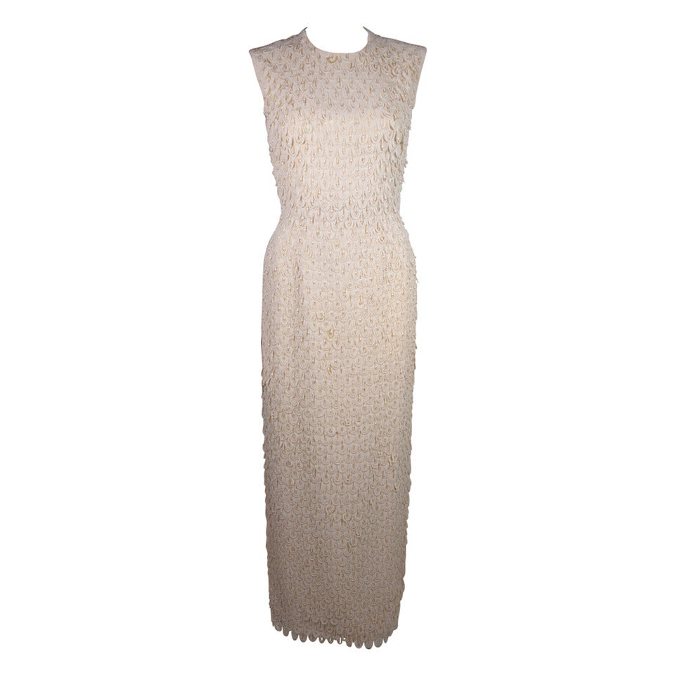 Robe blanc cassé des années 1960, lourdement perlée, de couleur crème