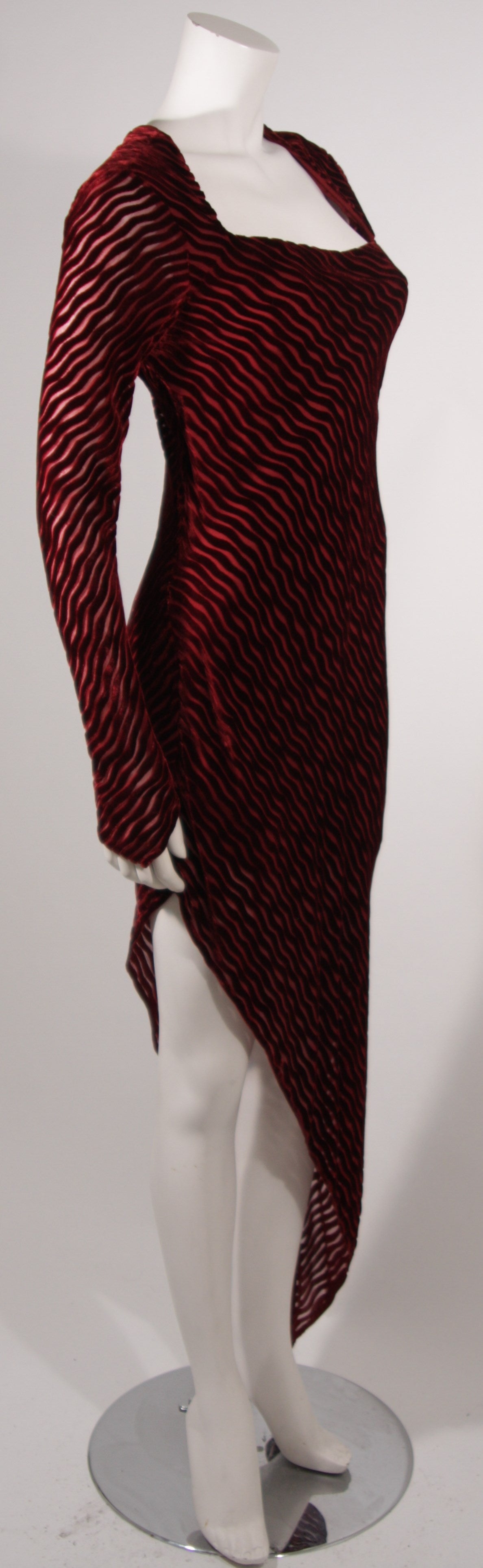 Karl Lagerfield Burgundy Velvet Burn Out Gown Size 38 In Excellent Condition In Los Angeles, CA