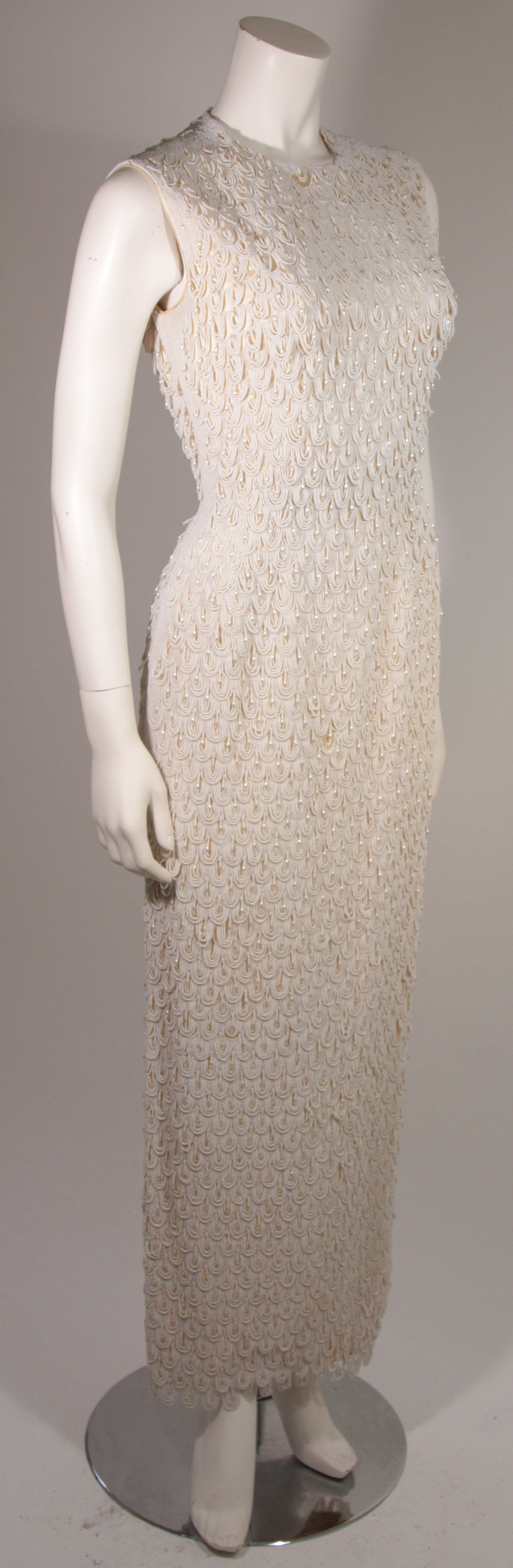 Beige Robe blanc cassé des années 1960, lourdement perlée, de couleur crème en vente
