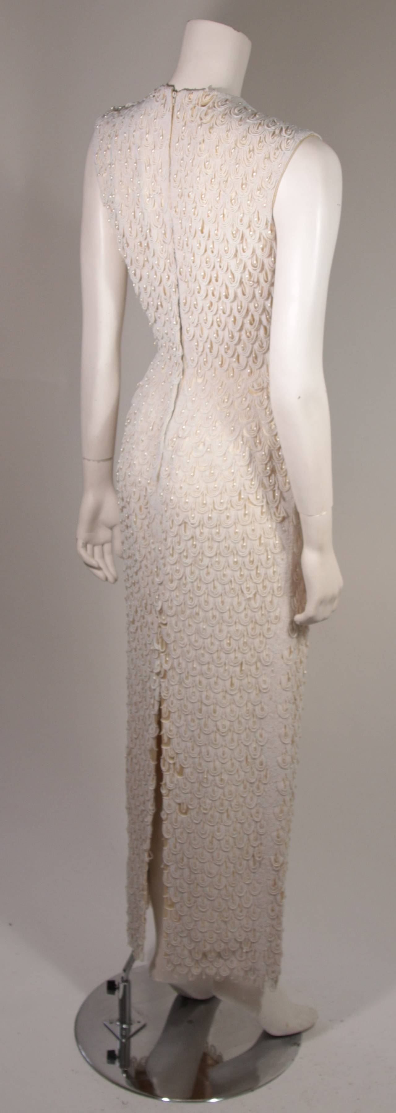 Robe blanc cassé des années 1960, lourdement perlée, de couleur crème en vente 3