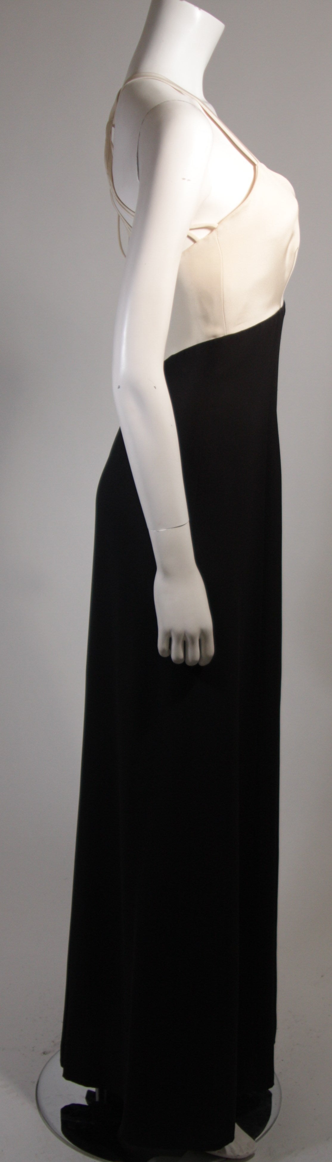 Giorgio Armani Cream and Navy Multi Back Strap Gown Size 42 In Excellent Condition In Los Angeles, CA