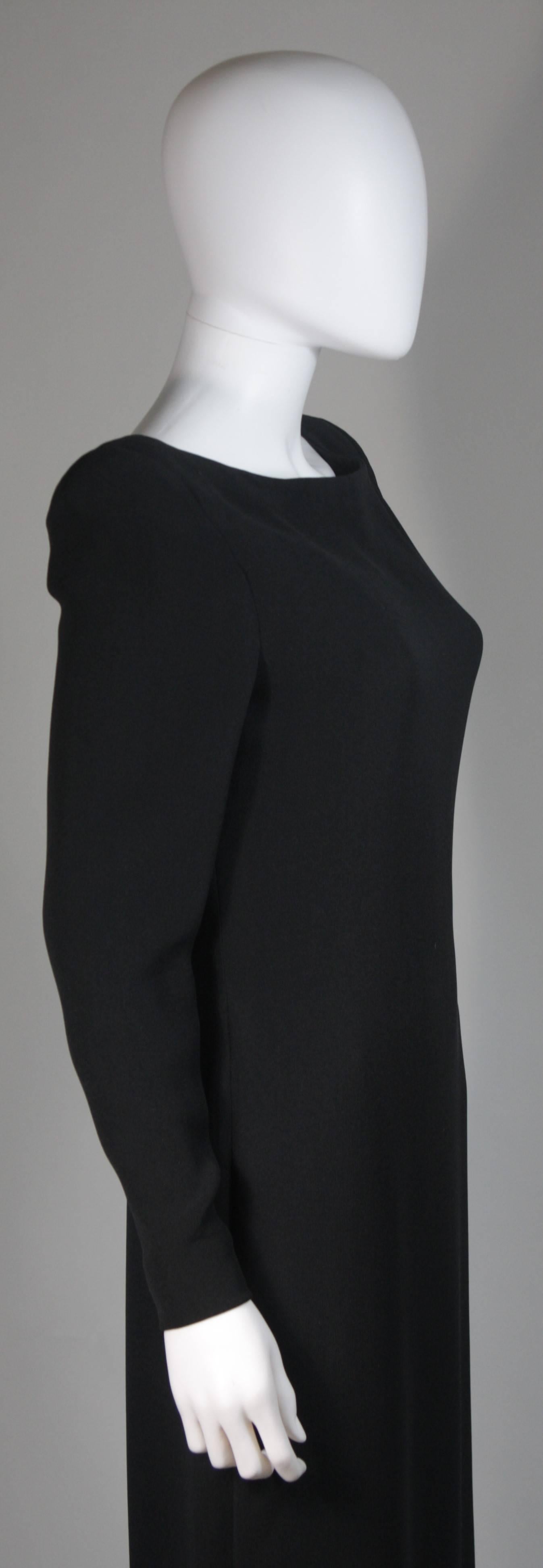 Bill Blass Schwarzes langärmeliges Seidenkleid mit gerafftem Satin-Saum Größe 8-10 Damen im Angebot