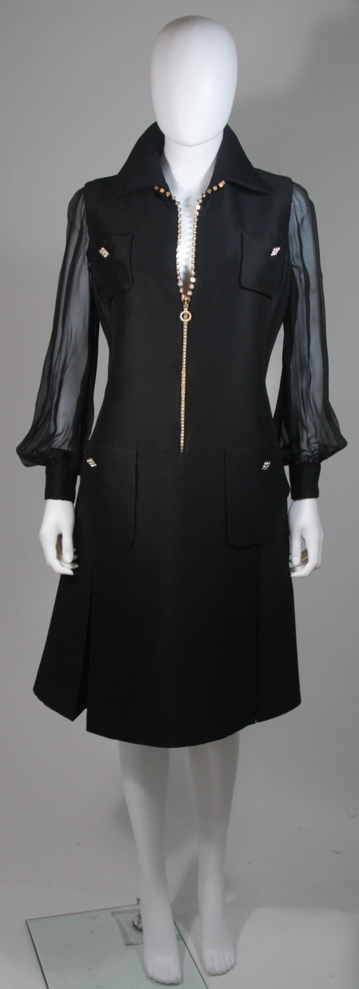  Dieses Kleid besteht aus schwarzer Seide mit Chiffonärmeln. Mit wunderschönen Strassstein-Akzenten, einschließlich eines Reißverschlusses mit Strasssteinen in der Funktion. In ausgezeichnetem Vintage-Zustand, es gibt einige Zeichen des Alters und