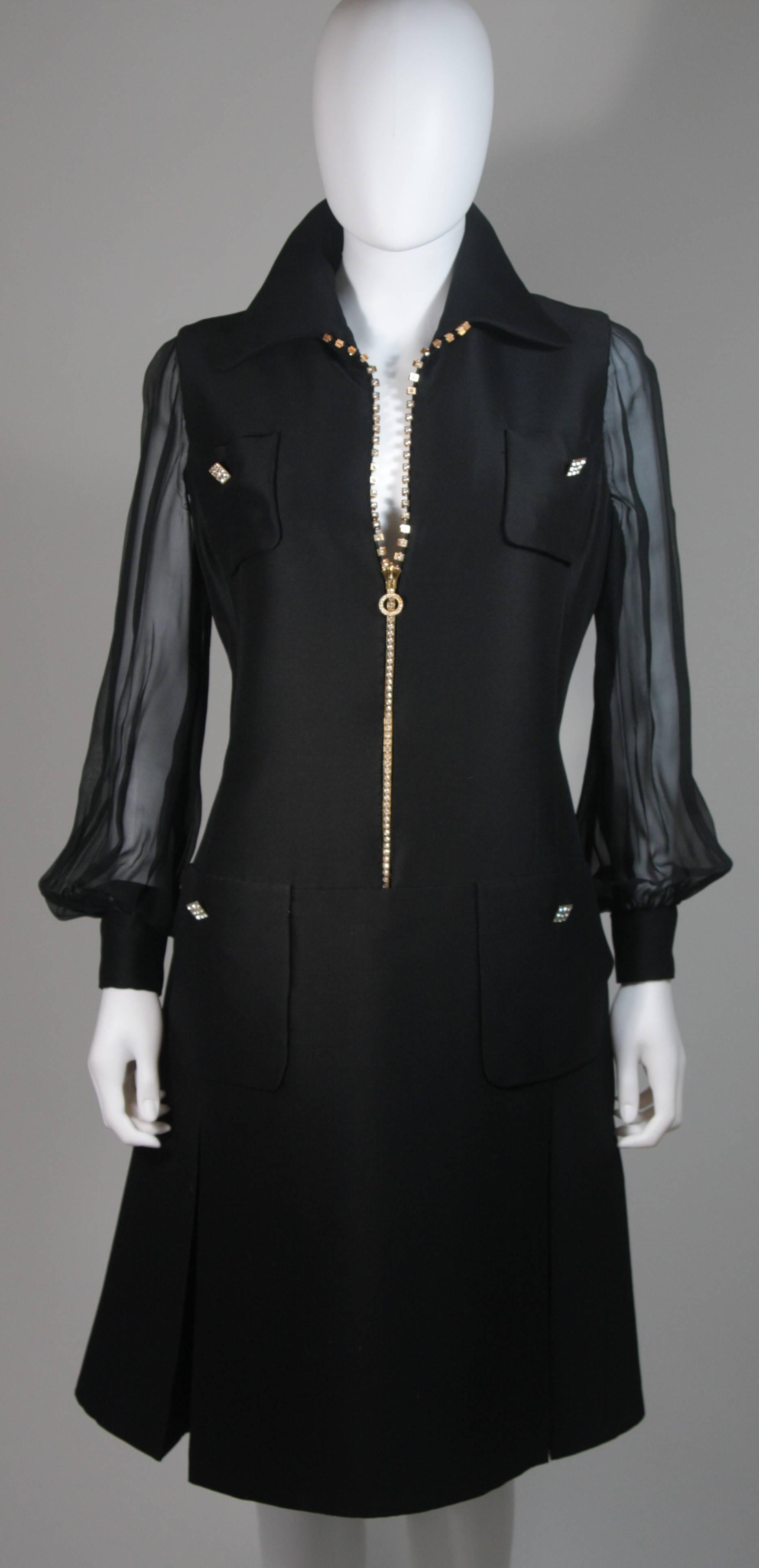 1970er Maßgeschneidertes schwarzes Seidenkleid mit Strass-Reißverschluss und Knöpfen Größe 8 10 Damen im Angebot