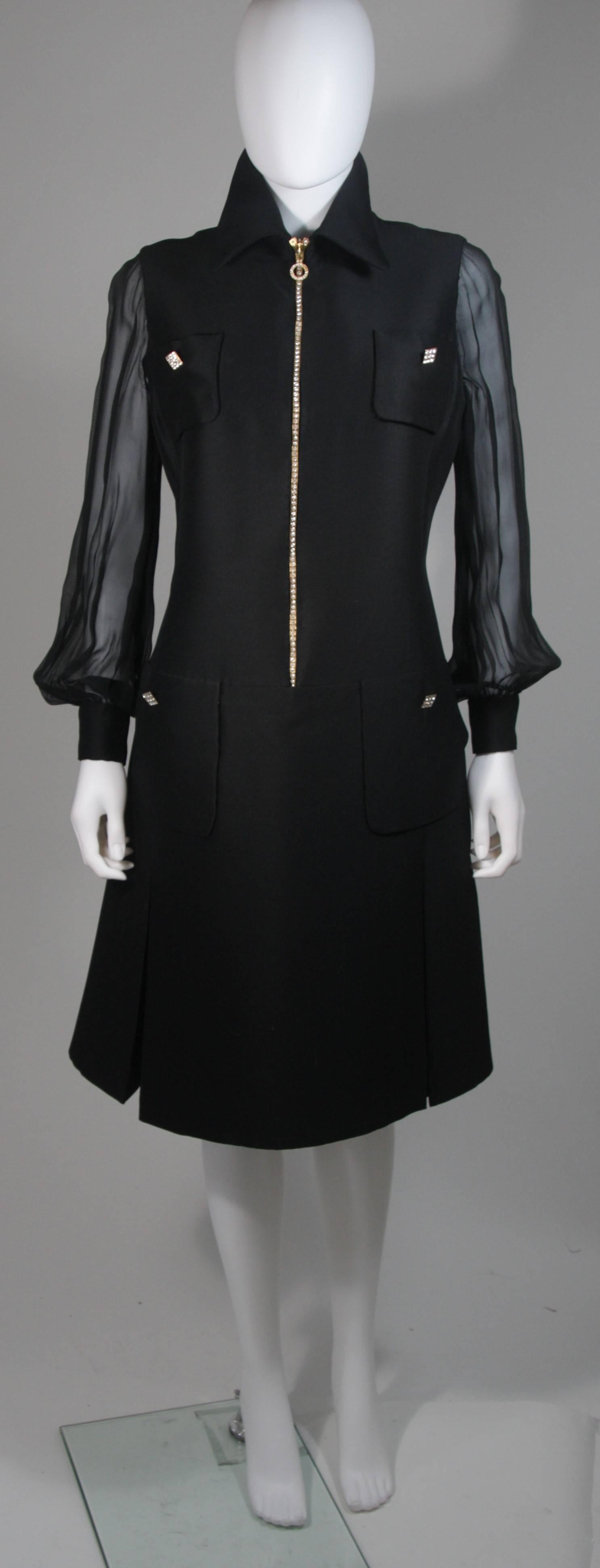 1970er Maßgeschneidertes schwarzes Seidenkleid mit Strass-Reißverschluss und Knöpfen Größe 8 10 (Schwarz) im Angebot
