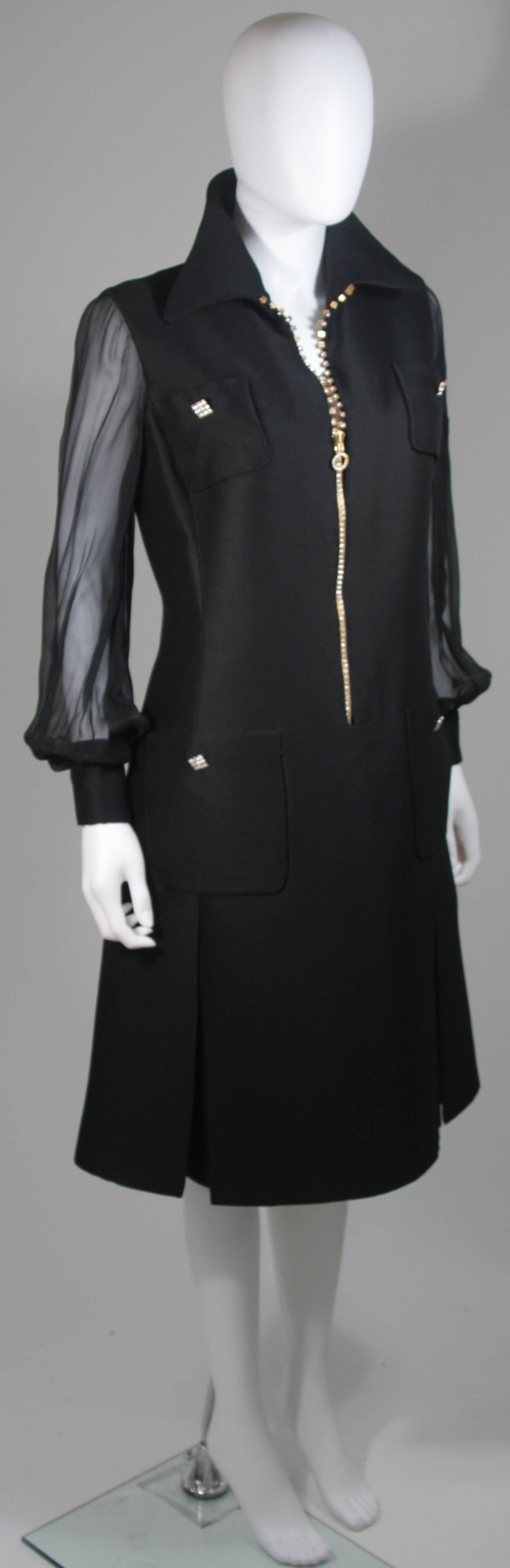 1970er Maßgeschneidertes schwarzes Seidenkleid mit Strass-Reißverschluss und Knöpfen Größe 8 10 im Angebot 2