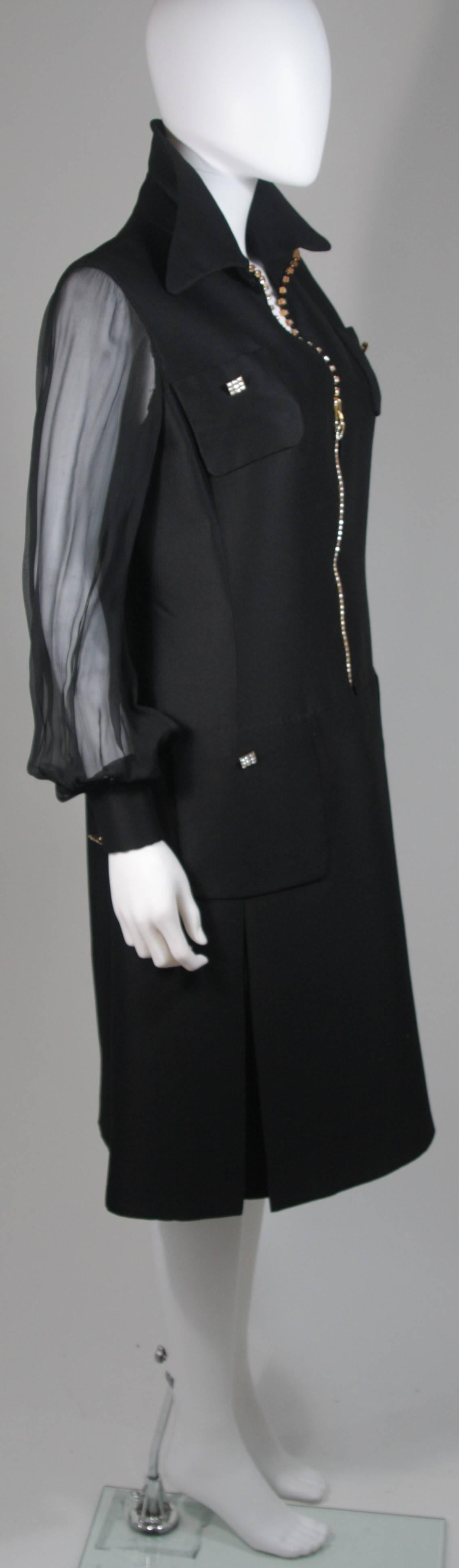 1970er Maßgeschneidertes schwarzes Seidenkleid mit Strass-Reißverschluss und Knöpfen Größe 8 10 im Angebot 1