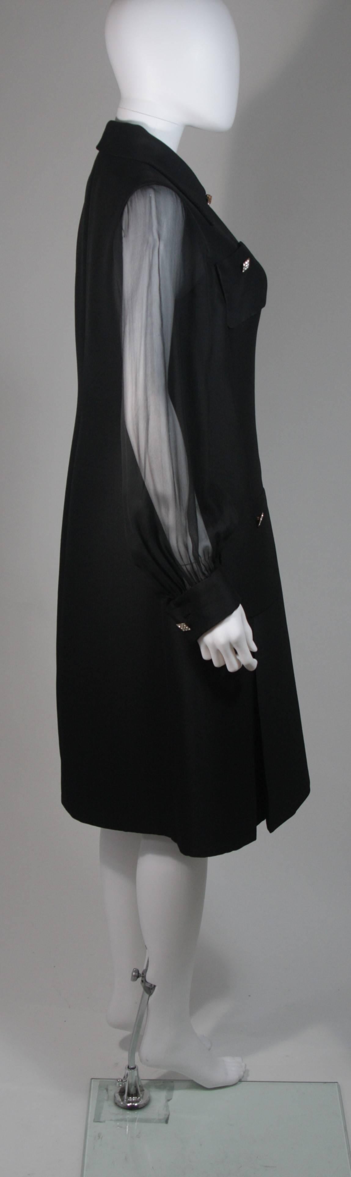 1970er Maßgeschneidertes schwarzes Seidenkleid mit Strass-Reißverschluss und Knöpfen Größe 8 10 im Angebot 3