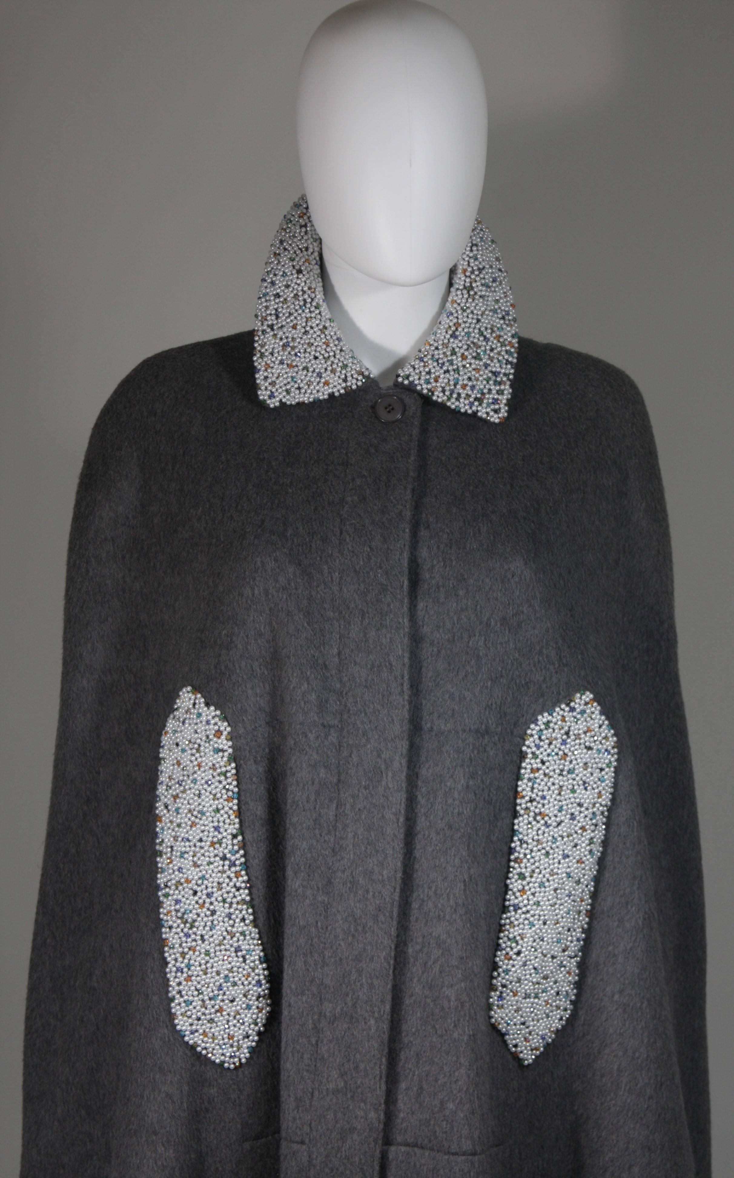 Grauer Wollumhang mit Perlen- und Strassbesatz im Vintage-Stil  (Schwarz) im Angebot