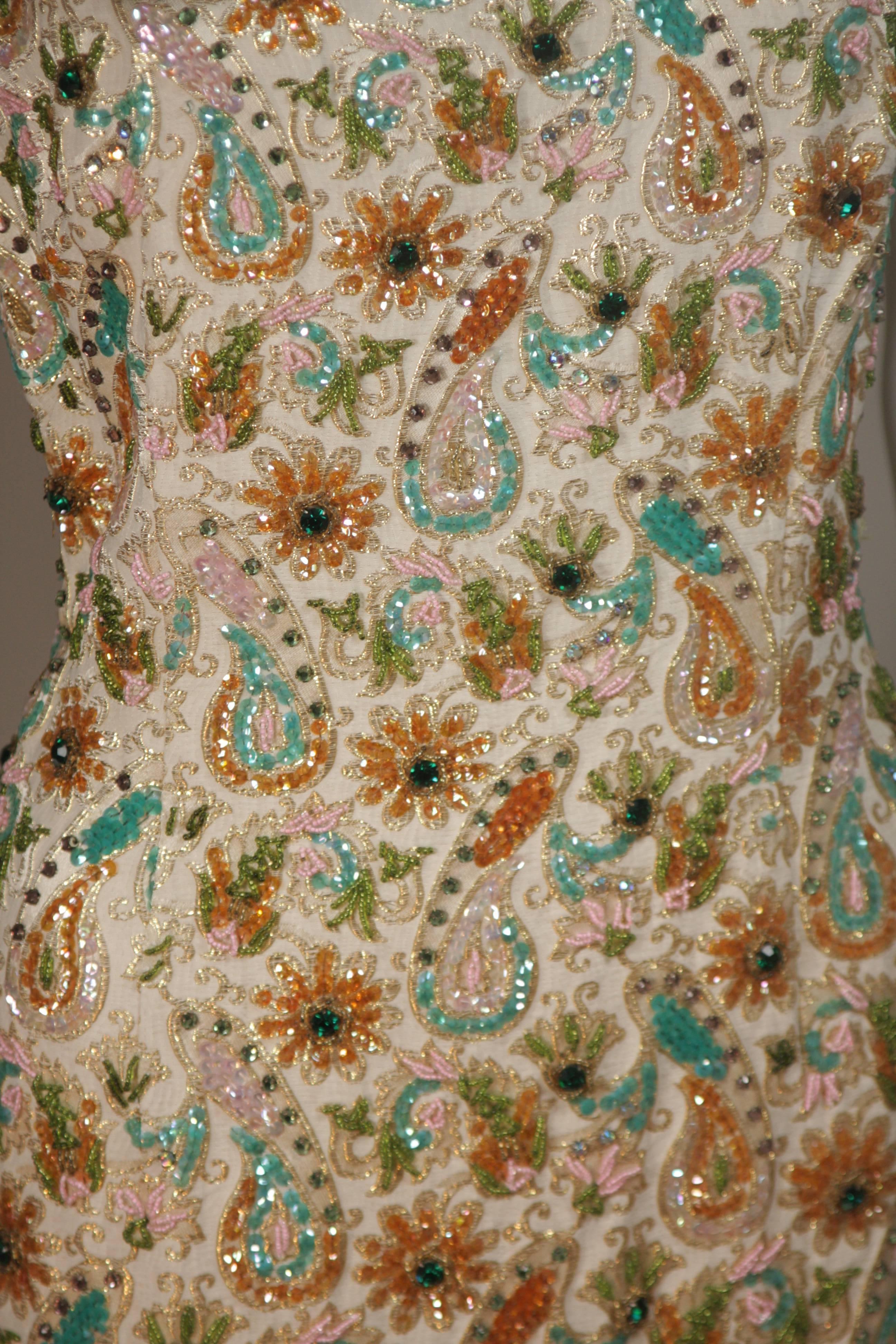 1960's Creme & Gold Seidenbrokat Hand Perlen und bestickt Kleid Größe 16 im Zustand „Hervorragend“ in Los Angeles, CA