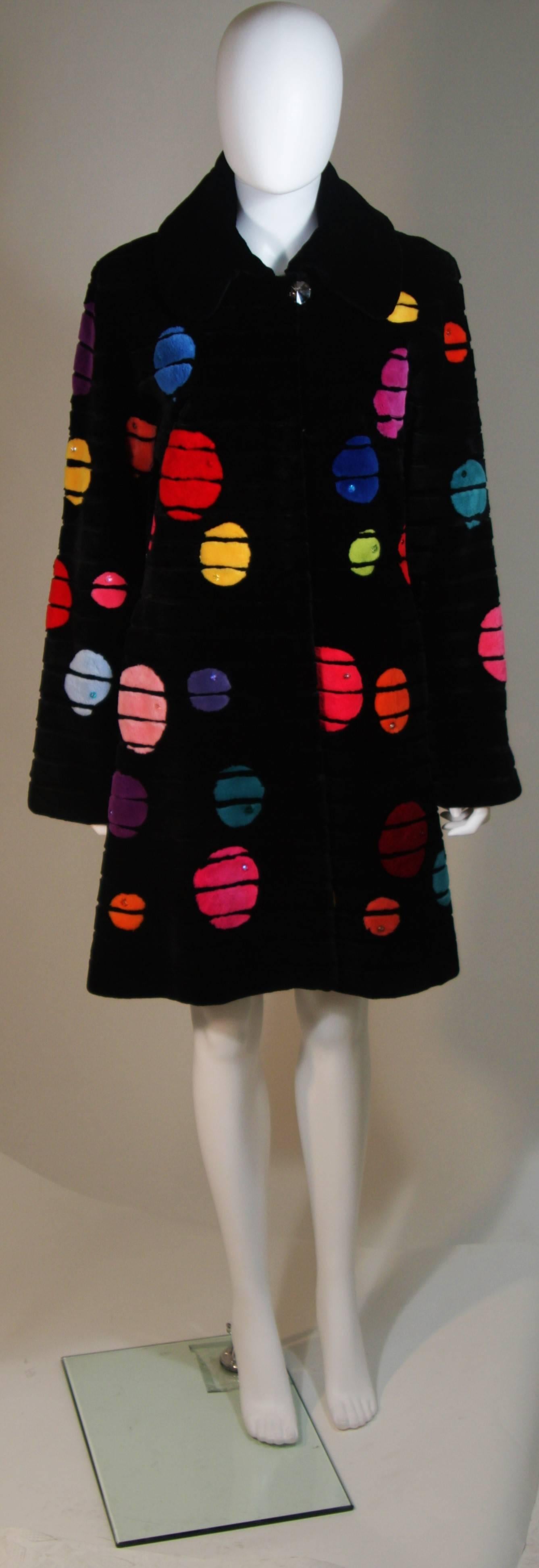 Questo cappotto Zuki Beautifully Canadian è composto da un sorprendente colore di castoro tosato. Il morbidissimo cappotto presenta una grande chiusura superiore con bottoni di strass e chiusure anteriori centrali con gancio e occhiello. Ci sono