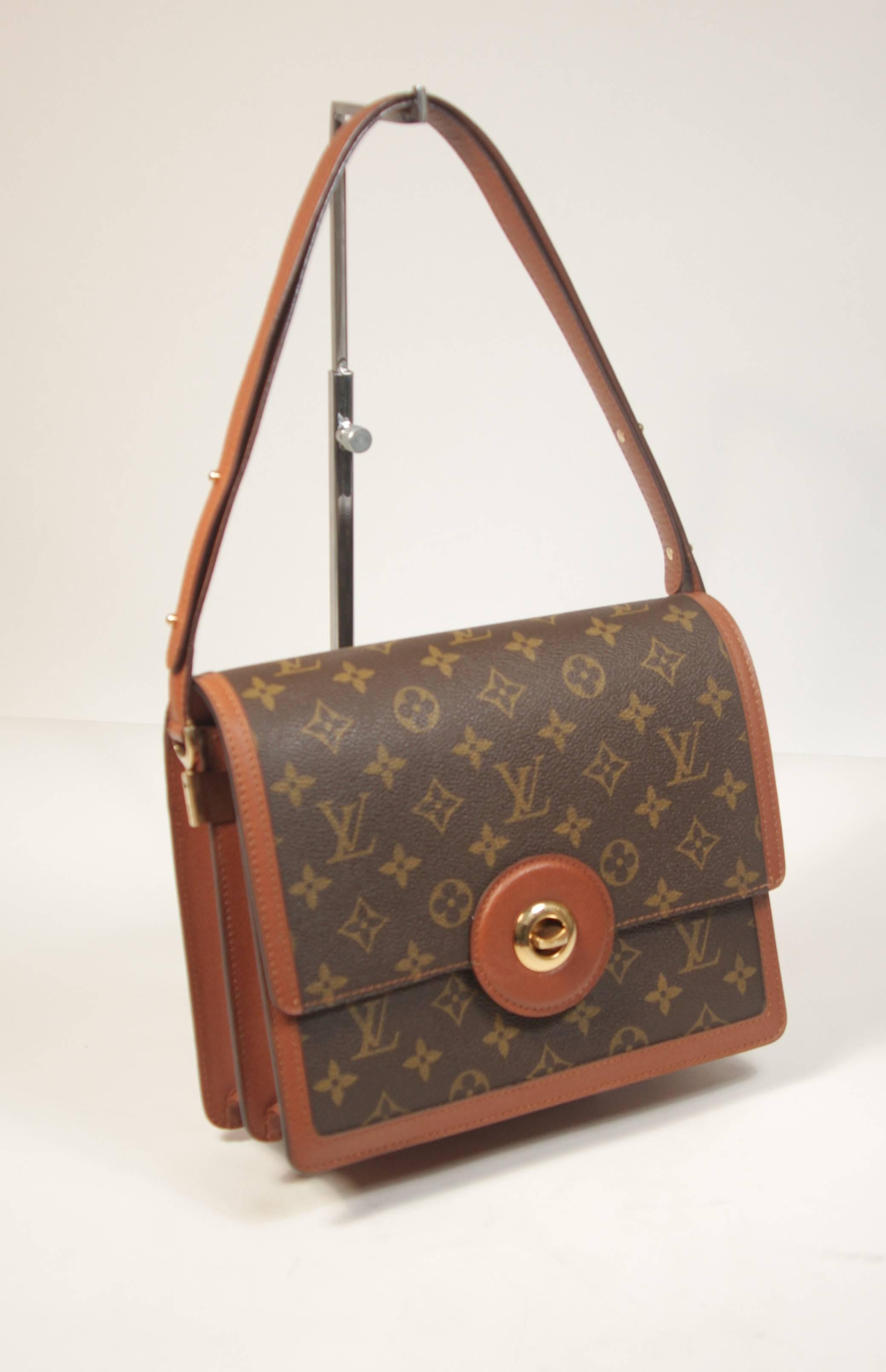 LOUIS VUITTON Classic Expandable Purse with Adjustable Strap Excellent Condition In Excellent Condition In Los Angeles, CA