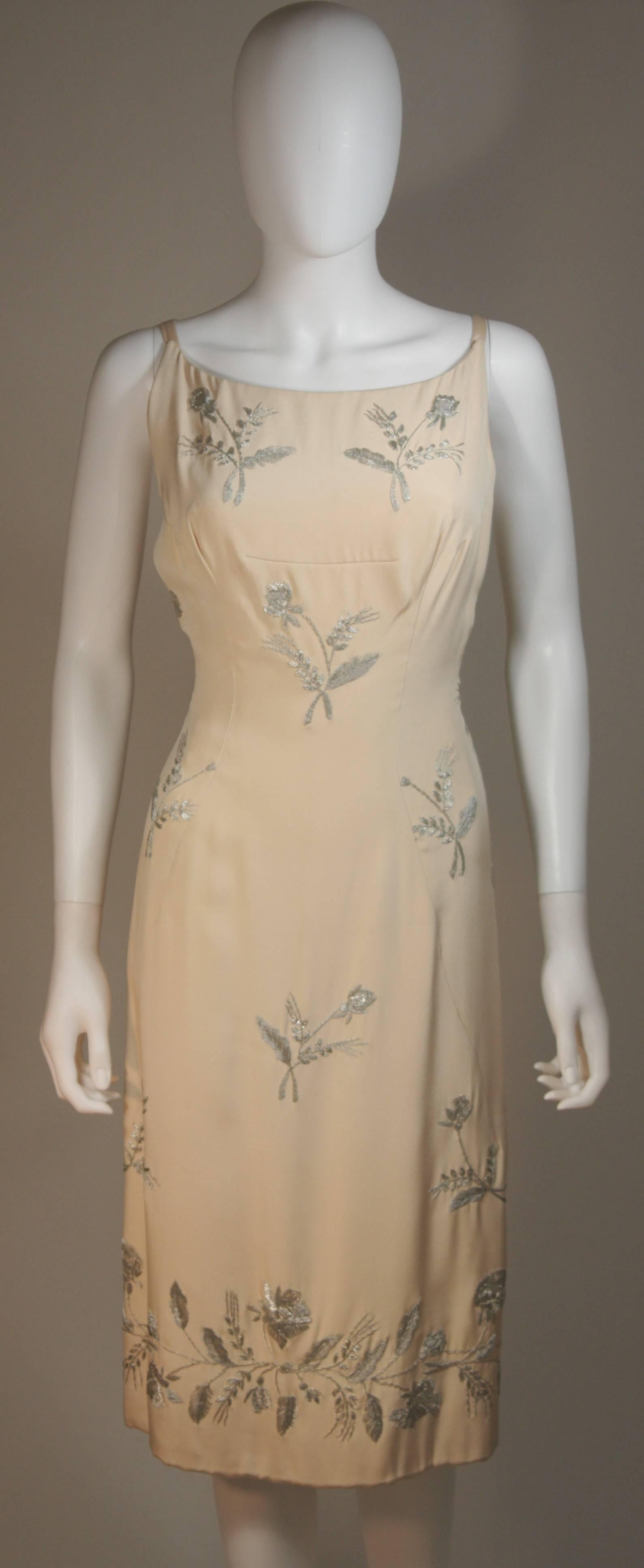 MARTIER RAYMOND Elfenbeinfarbenes Seidenkleid mit silberner Metallic-Blumenapplikation Größe M (Beige) im Angebot