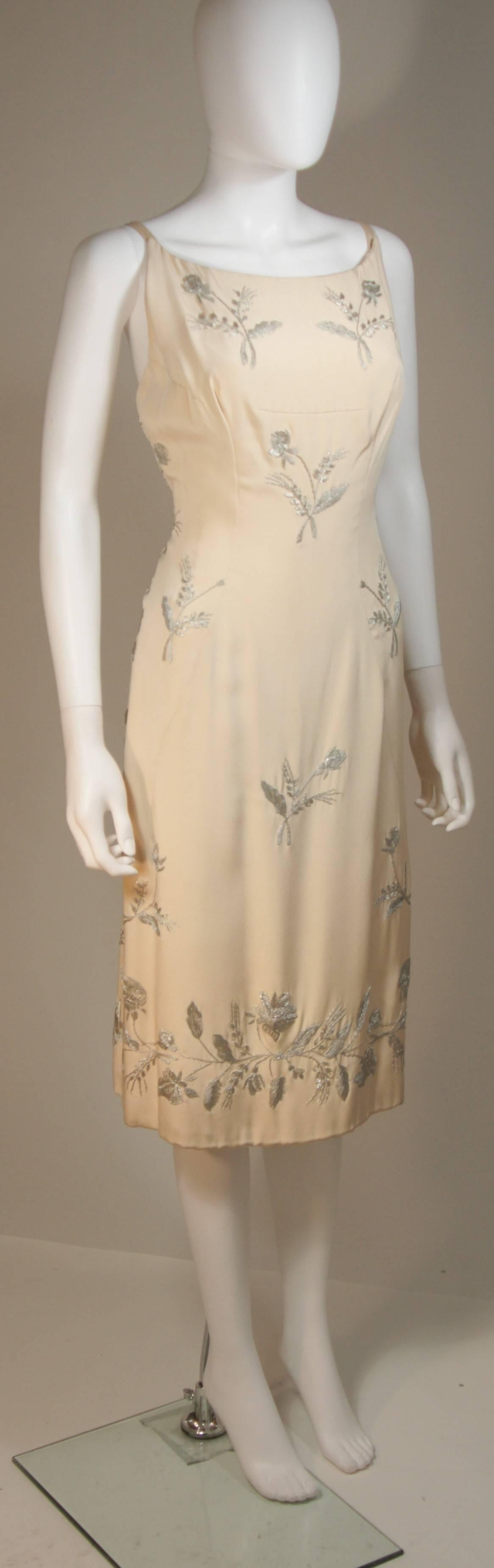 MARTIER RAYMOND Elfenbeinfarbenes Seidenkleid mit silberner Metallic-Blumenapplikation Größe M Damen im Angebot