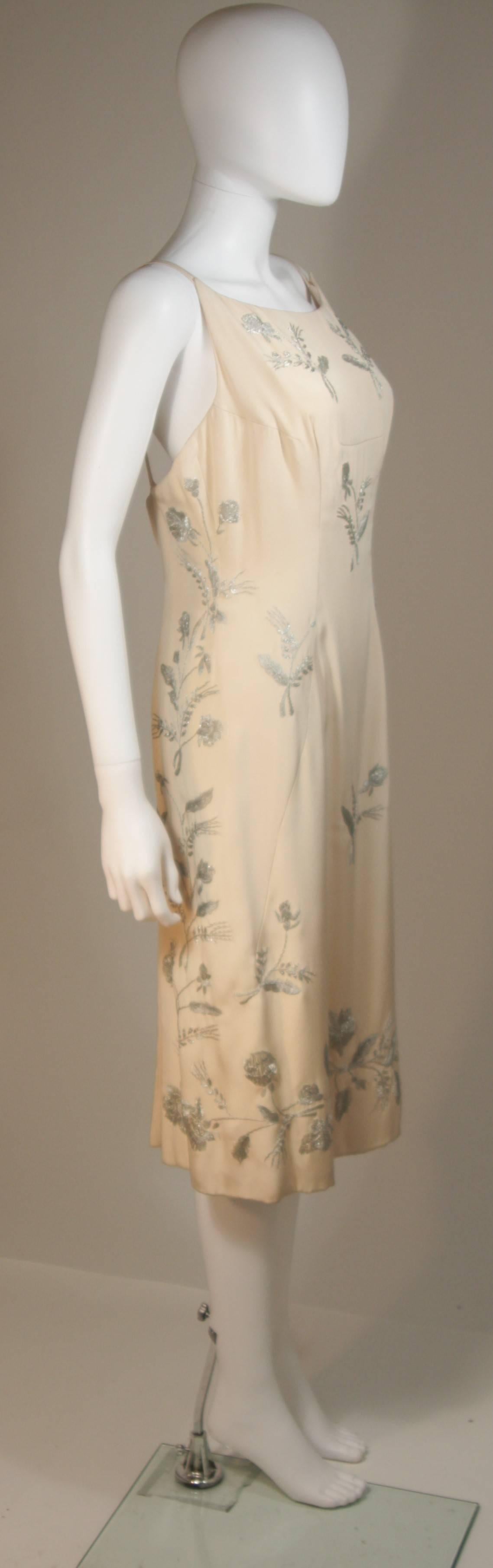 MARTIER RAYMOND Elfenbeinfarbenes Seidenkleid mit silberner Metallic-Blumenapplikation Größe M im Angebot 2