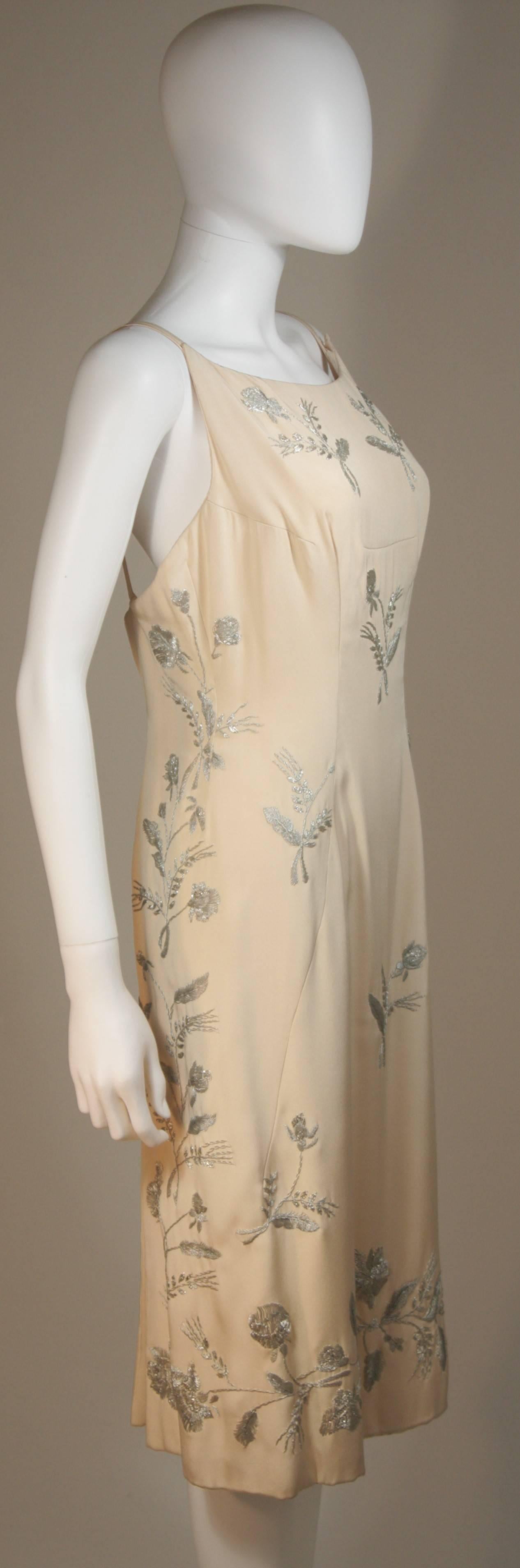 MARTIER RAYMOND Elfenbeinfarbenes Seidenkleid mit silberner Metallic-Blumenapplikation Größe M im Angebot 3