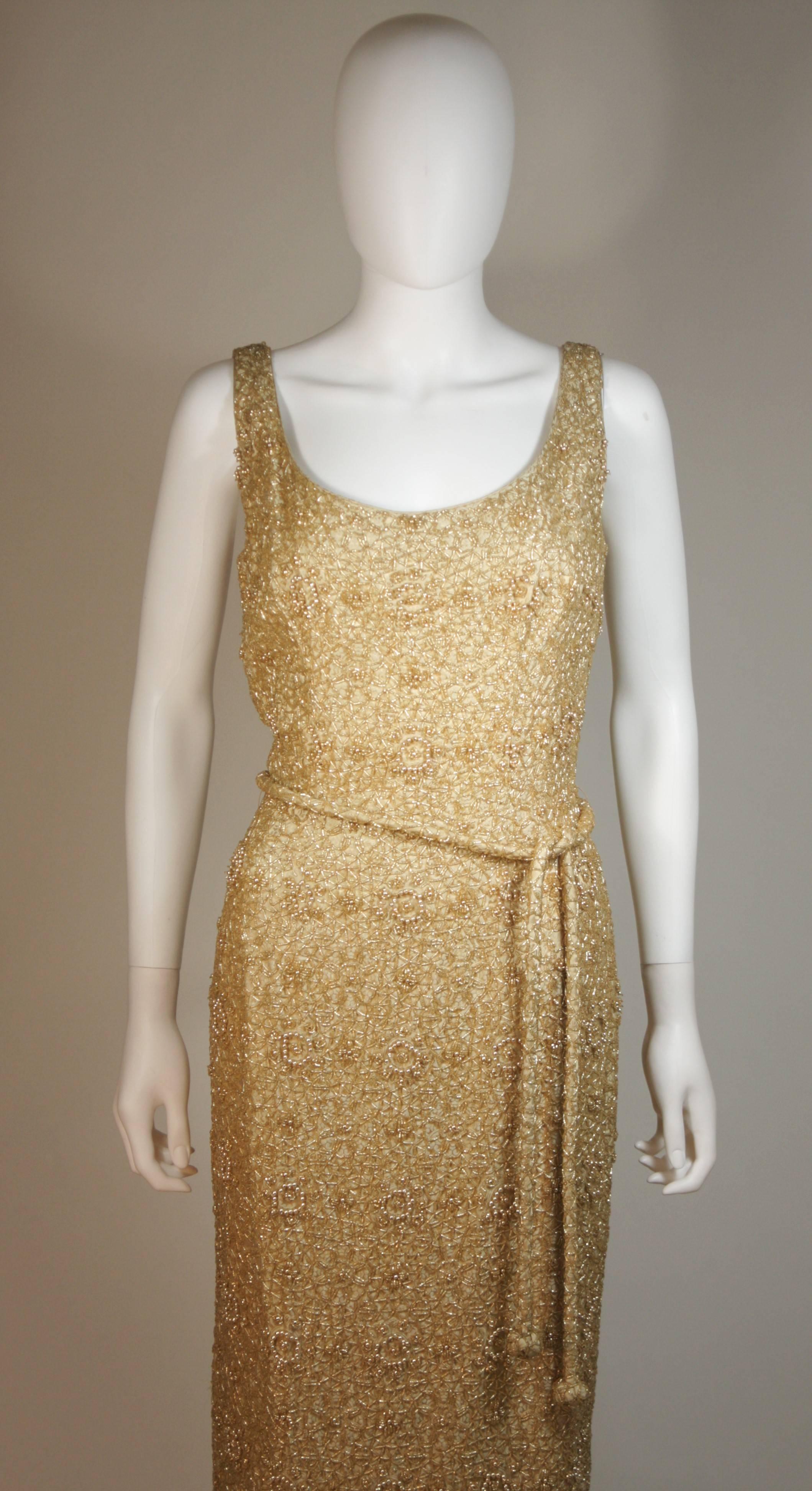 HAUTE COUTURE INT'L Goldfarbenes perlenbesetztes Kleid mit Gürtel Größe Large  (Braun) im Angebot
