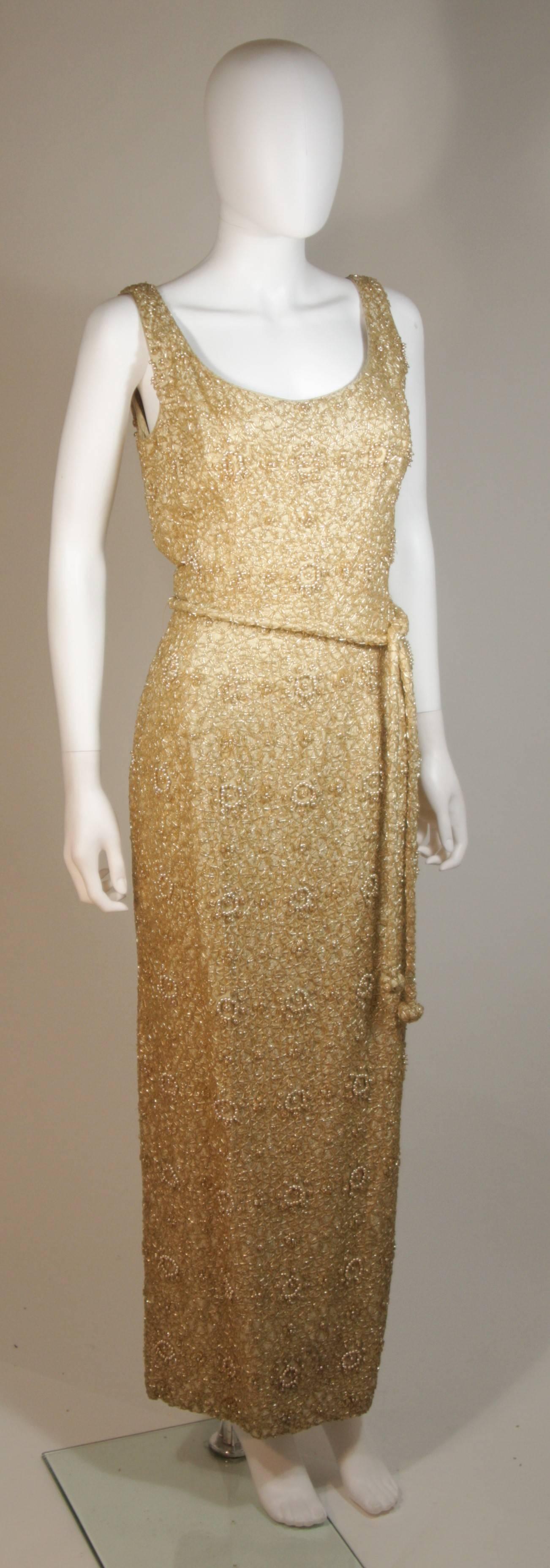 HAUTE COUTURE INT'L Goldfarbenes perlenbesetztes Kleid mit Gürtel Größe Large  Damen im Angebot