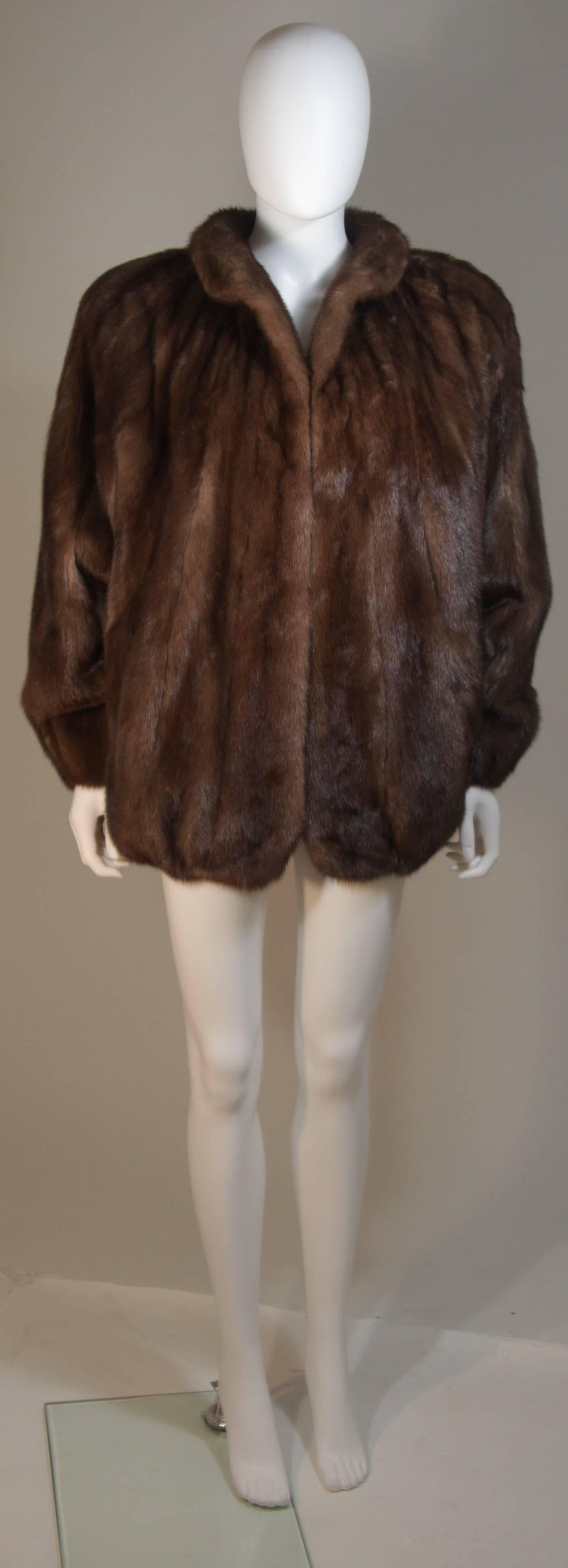This Wachtenheim Furs  jacket is composed of a natural color mink. Features Dolman style sleeves with a zipper front closure and velvet pockets. In excellent condition. 

  **Please cross-reference measurements for personal accuracy. Size in