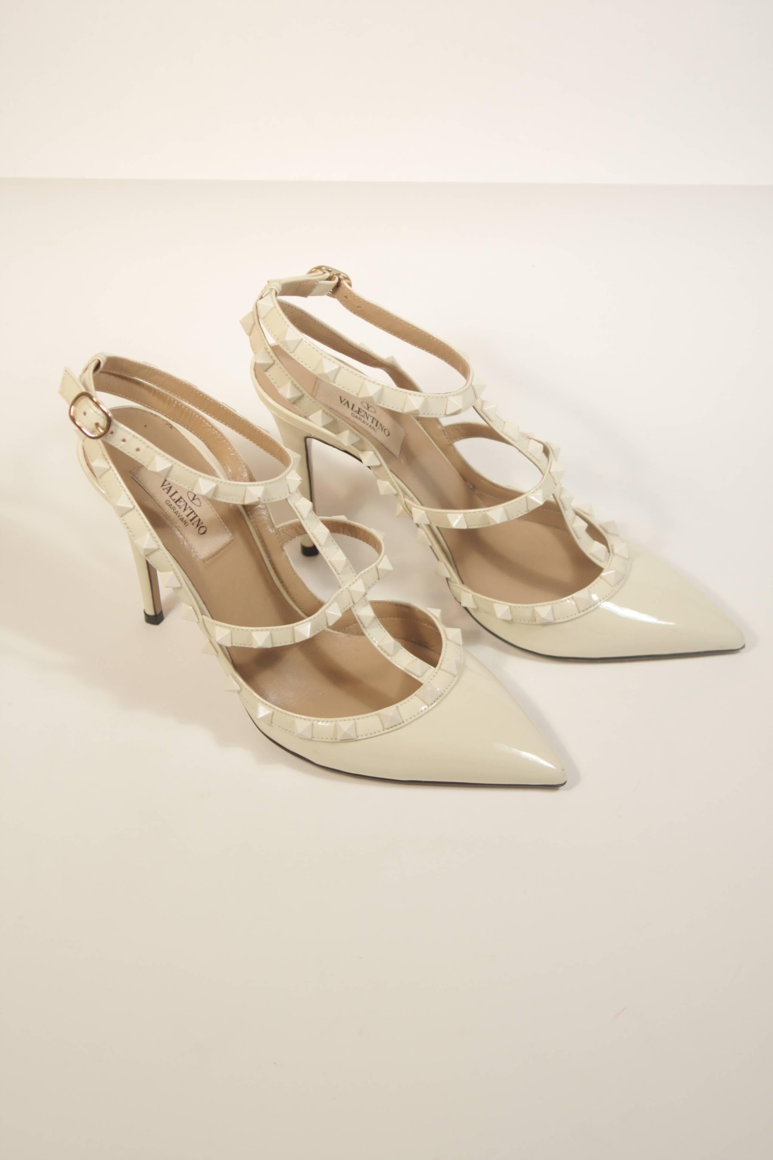 VALENTINO Rock Stud Patent Ankle Strap Pumps in Bone Size 39 IT 8 US In Excellent Condition In Los Angeles, CA