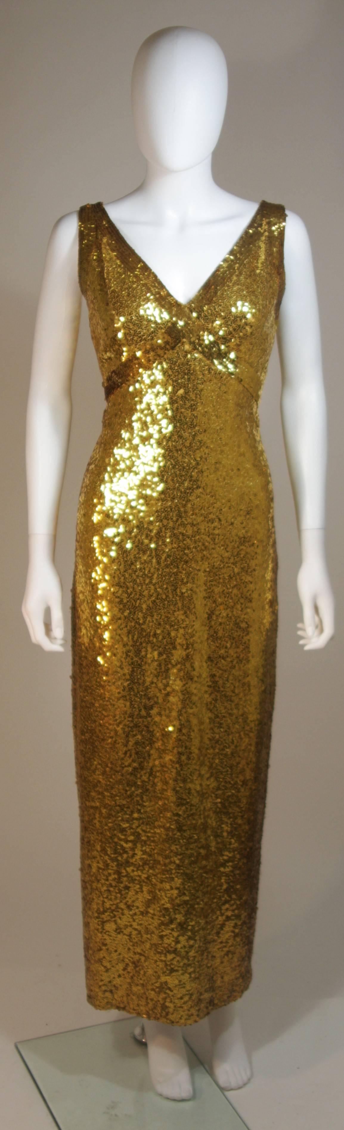 Dieses Kleid von Irene Sargent Couture ist aus einem goldenen Paillettenstoff gefertigt. Mit V-Ausschnitt und Empire-Büste. Es gibt einen Reißverschluss in der Mitte des Rückens. In ausgezeichnetem Vintage-Zustand.

  **Bitte vergleichen Sie die