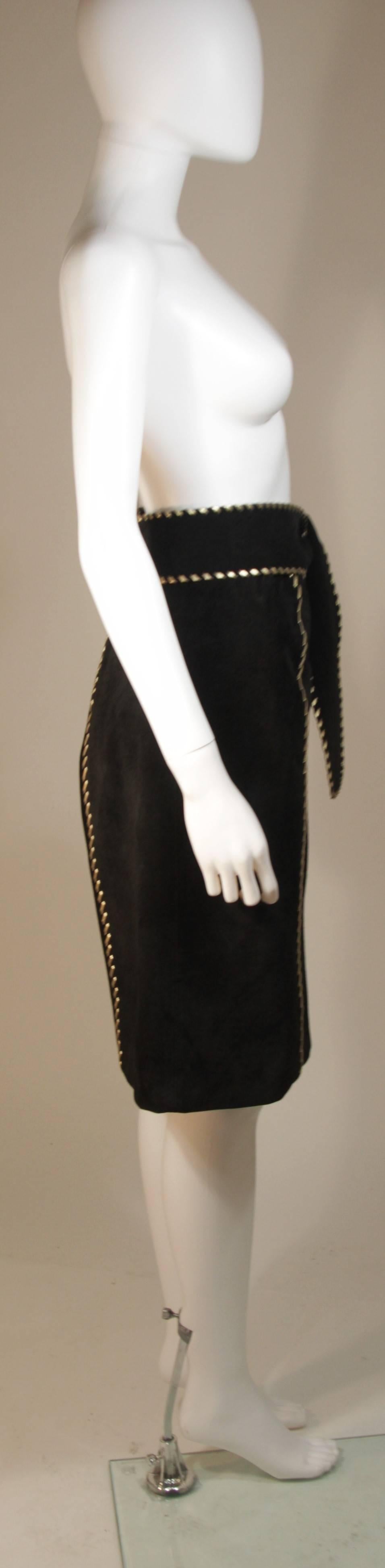 YVES SAINT LAURENT Jupe en daim noir avec détails dorés et ceinture Taille 36 Pour femmes en vente