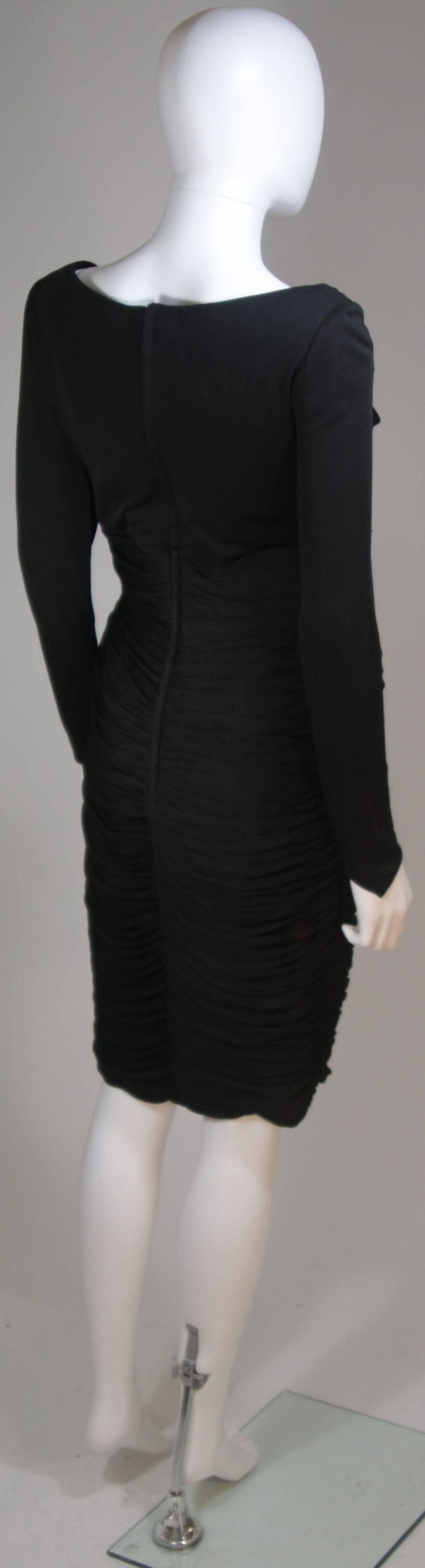 Robe de cocktail en jersey noir à manches longues et plissée VICKY TIEL, Taille 4-6 en vente 3