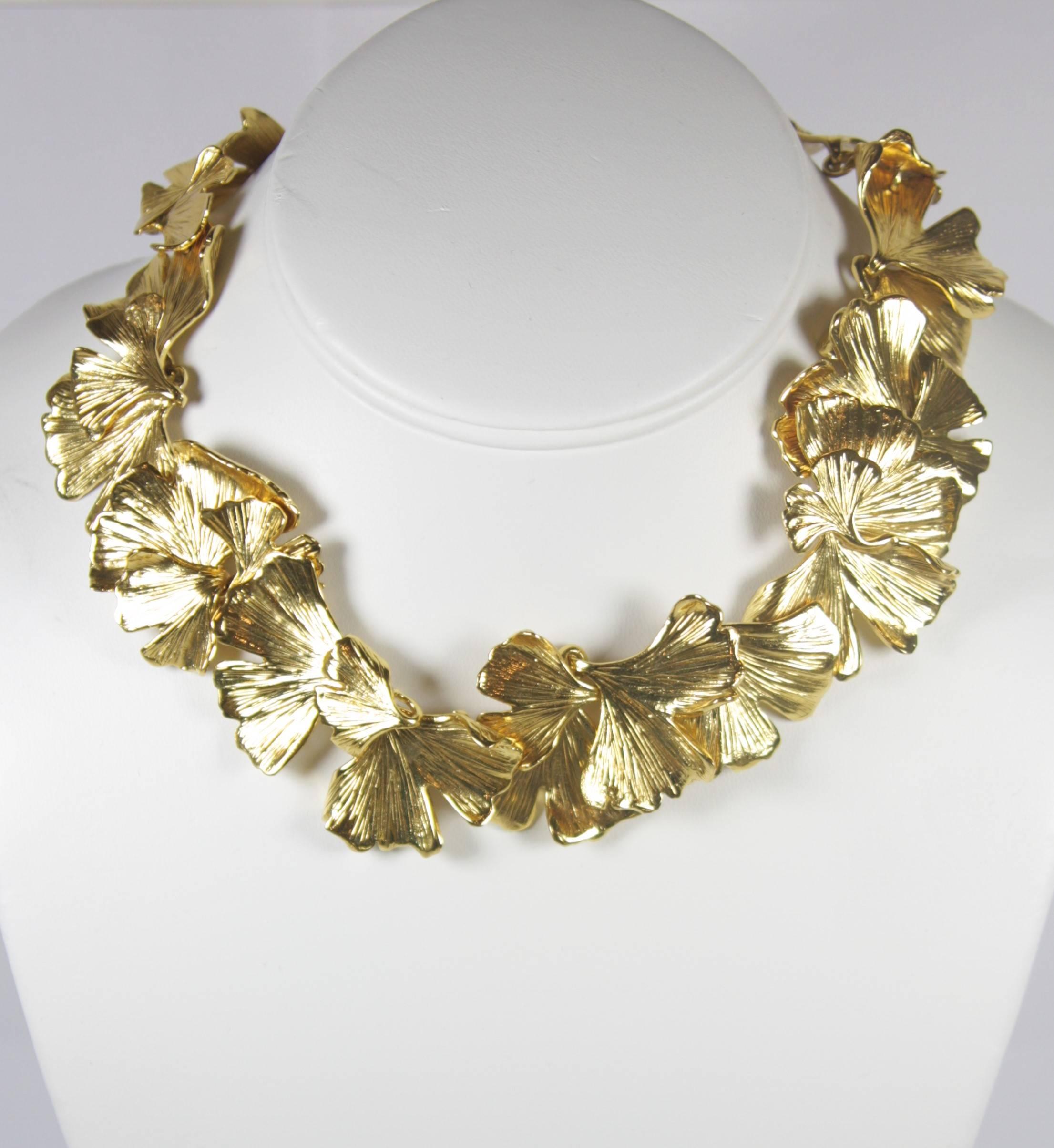  This necklace is composed of an 18kt gold plated leaf design. A lovely piece in excellent vintage condition. 

  **Please cross-reference measurements for personal accuracy. 

Measures (Approximately)
Length: 14.5