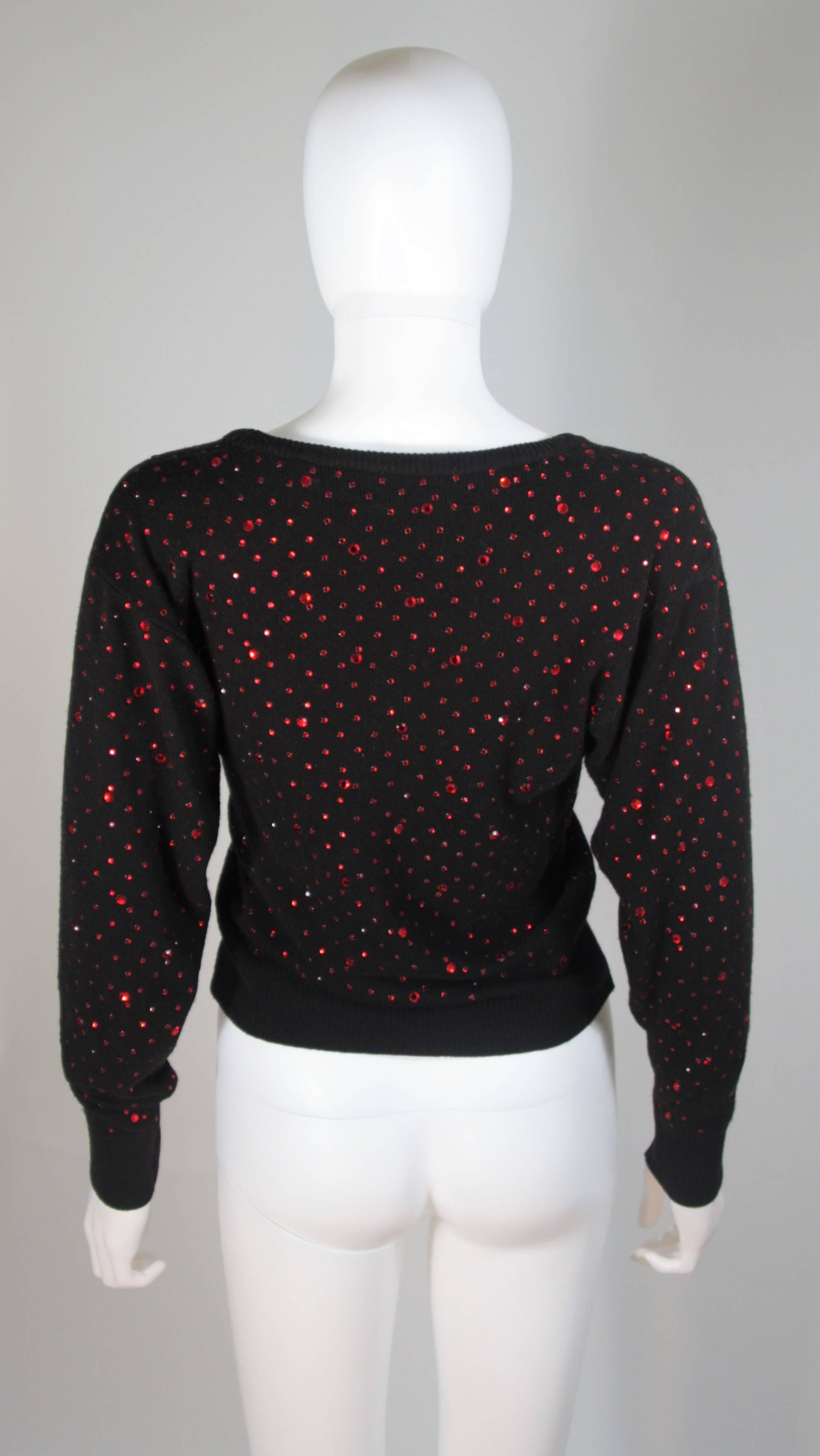 NEIMAN MARCUS Pull en maille de laine noir avec appliques de strass rouges Taille M/L en vente 1
