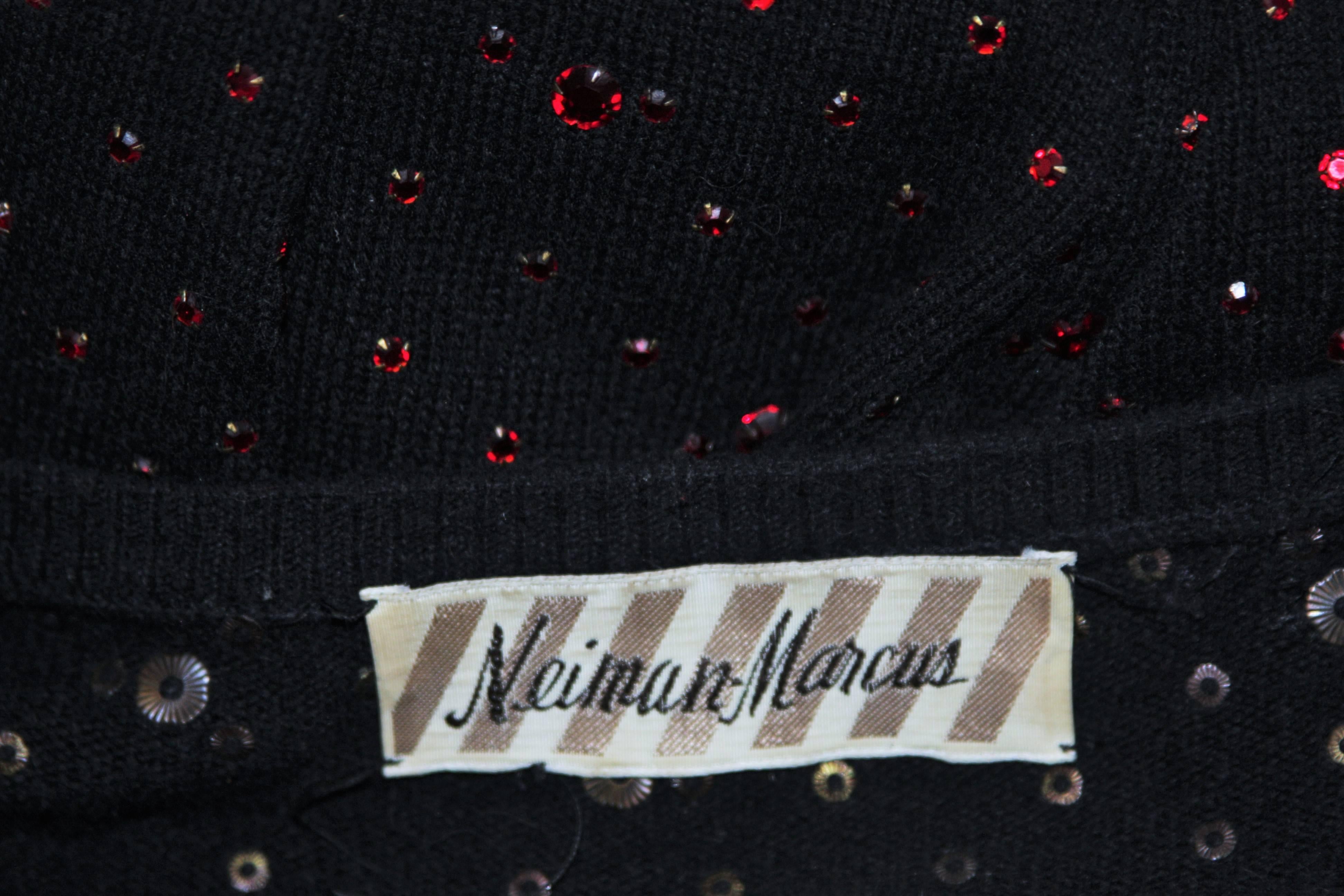 NEIMAN MARCUS Pull en maille de laine noir avec appliques de strass rouges Taille M/L en vente 2