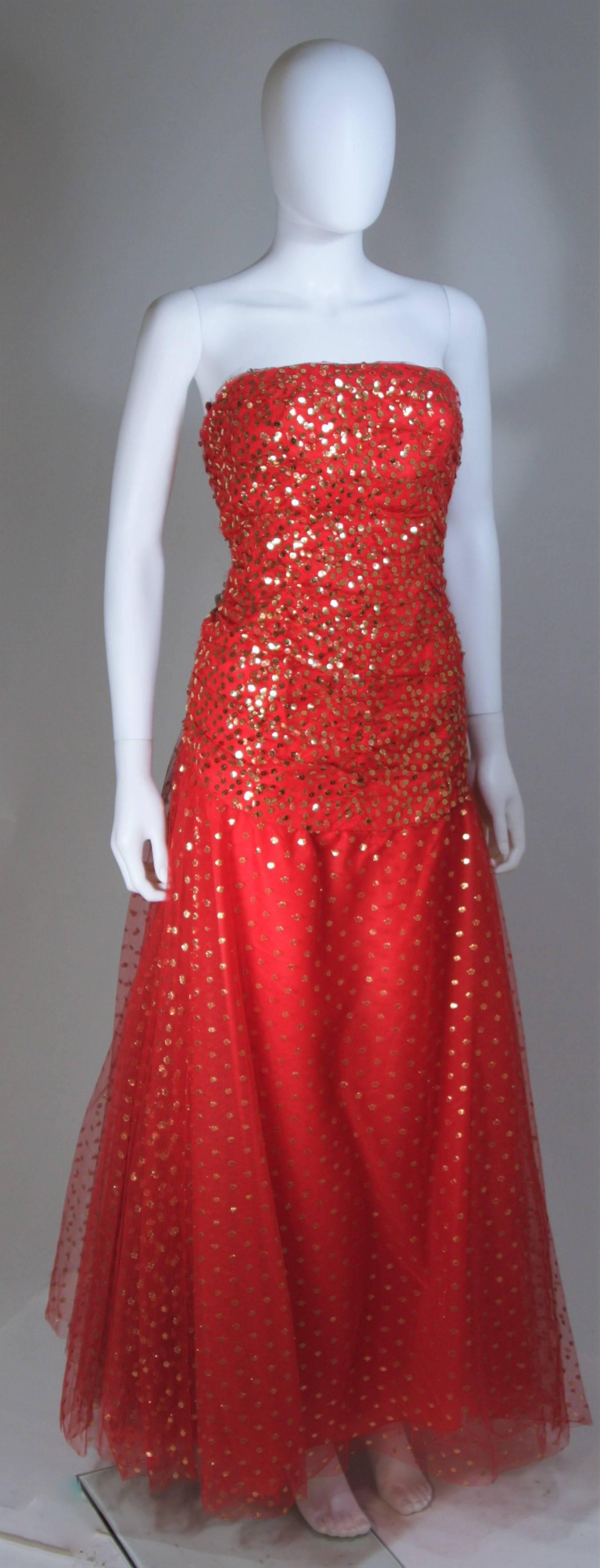 VICTOR COSTA Bata roja de malla en capas con lentejuelas doradas Talla 8 en Excelente estado para la venta en Los Angeles, CA