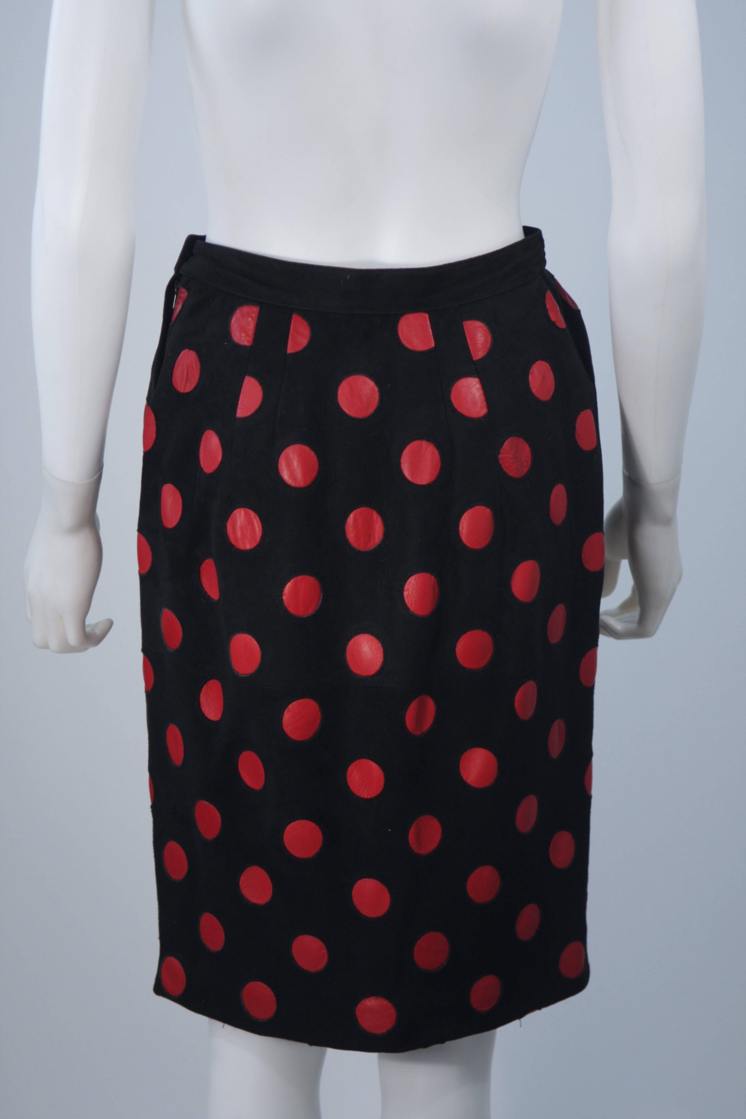 VALENTINO Jupe en daim noir avec pois en cuir rouge Taille 4-6 en vente 4