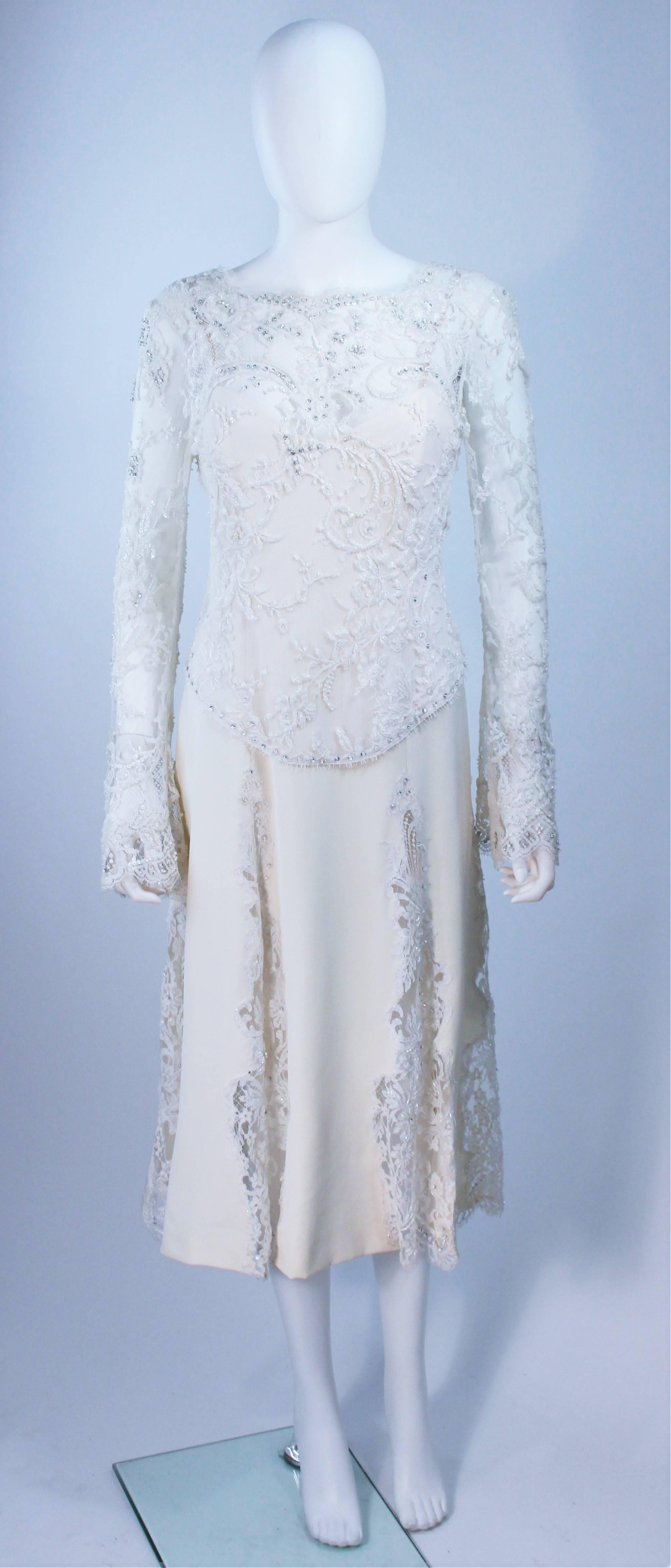  Ce Fe Zandi  la robe est composée d'une combinaison de soie blanche et de dentelle. La dentelle comporte des appliques de strass et de perles. Il y a une fermeture à glissière au centre du dos. Vintage, en excellent état. 

  **Veuillez croiser