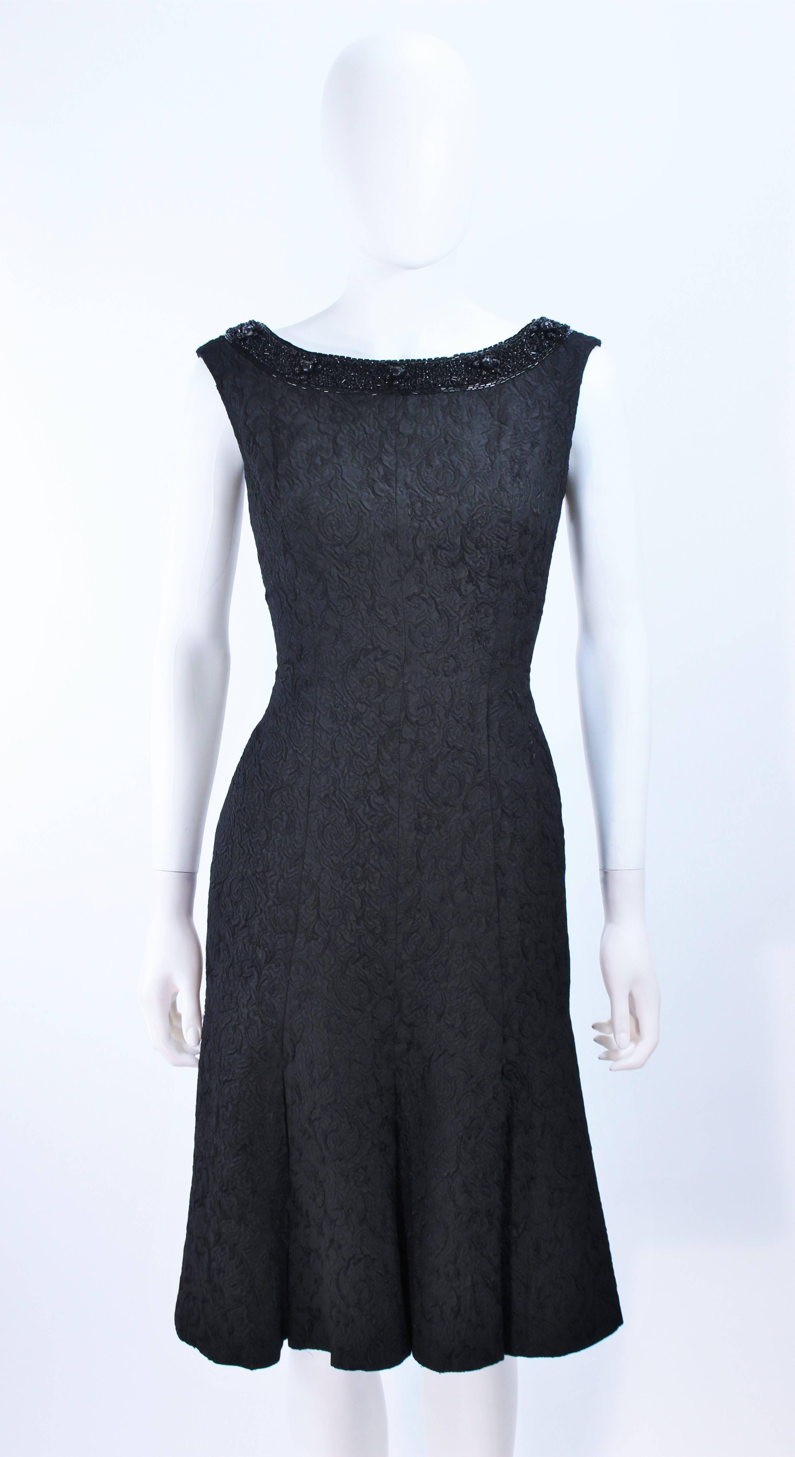 Vintage 1960's Schwarz Brokat Cocktailkleid mit Perlen Ausschnitt Größe 2 im Zustand „Hervorragend“ im Angebot in Los Angeles, CA