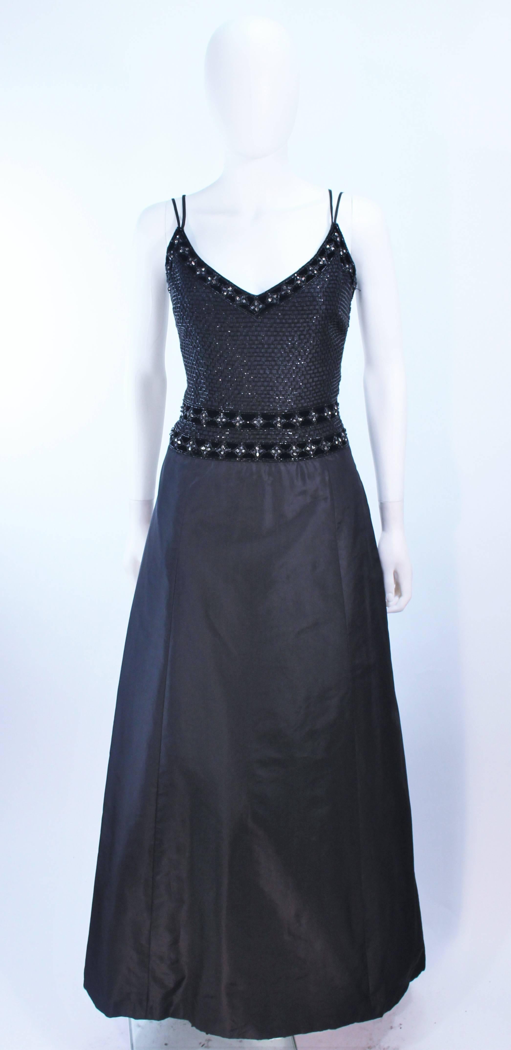 Cette robe Badgley Mischka est composée d'une jupe complète en satin avec des applications de perles et de strass. Il y a une fermeture à glissière au centre du dos. Vintage, en excellent état. Tiré avec crinoline (non vendu avec la